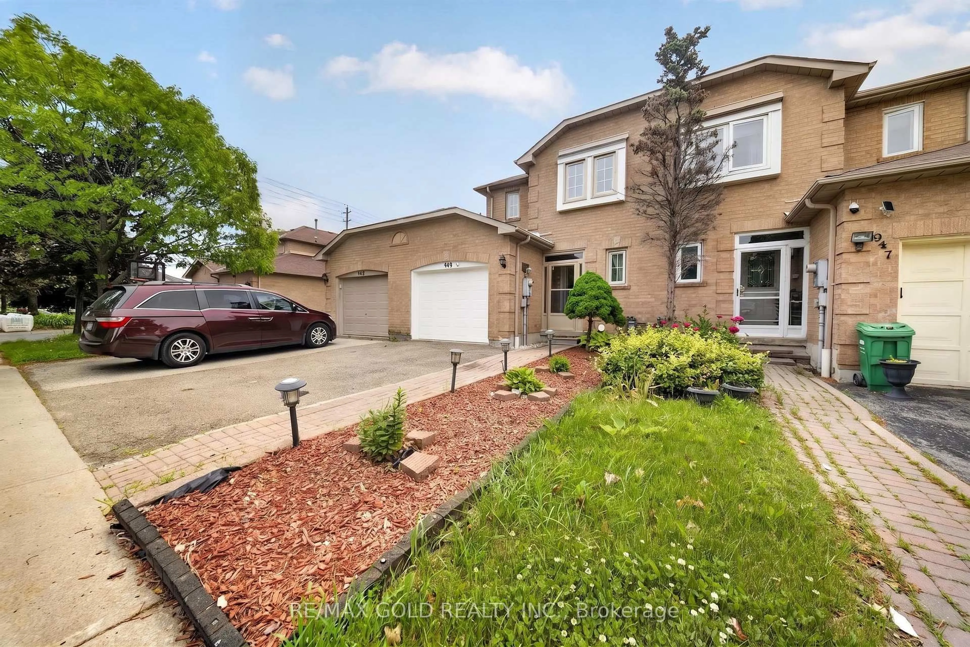 A pic from outside/outdoor area/front of a property/back of a property/a pic from drone, street for 949 Blizzard Rd, Mississauga Ontario L5V 1T1
