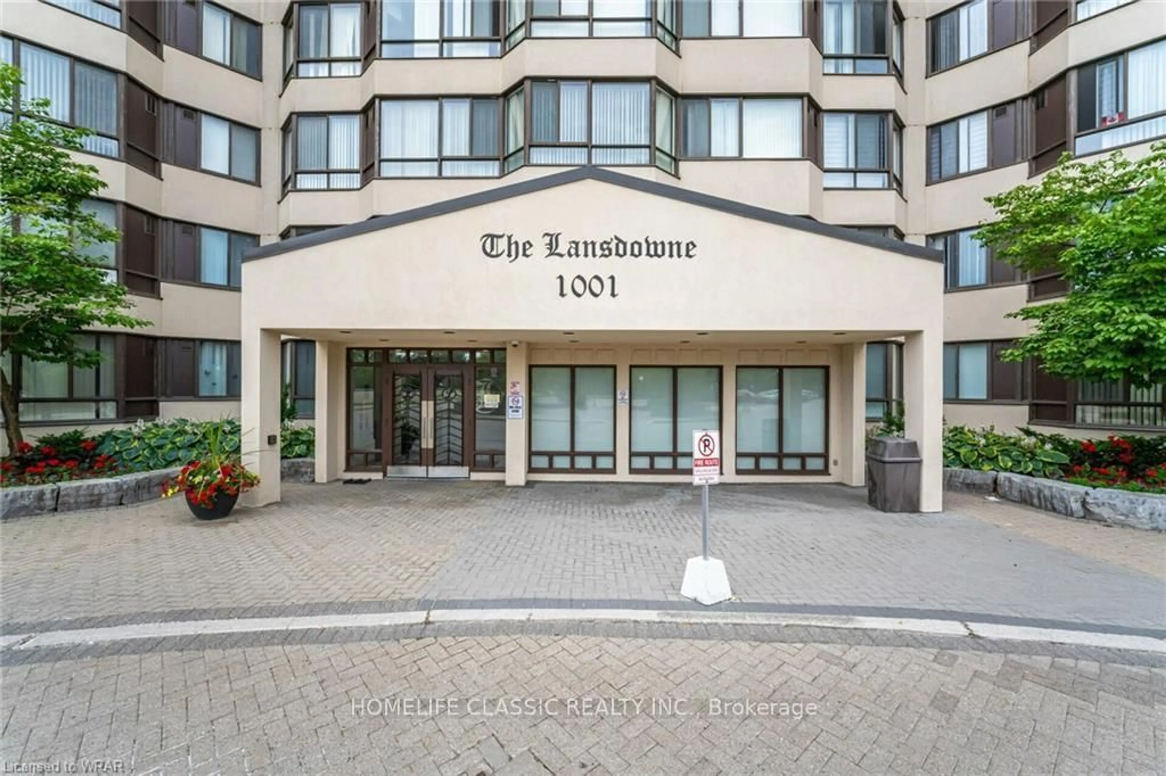 Indoor foyer for 1001 Cedarglen Gate #617, Mississauga Ontario L5C 4R2