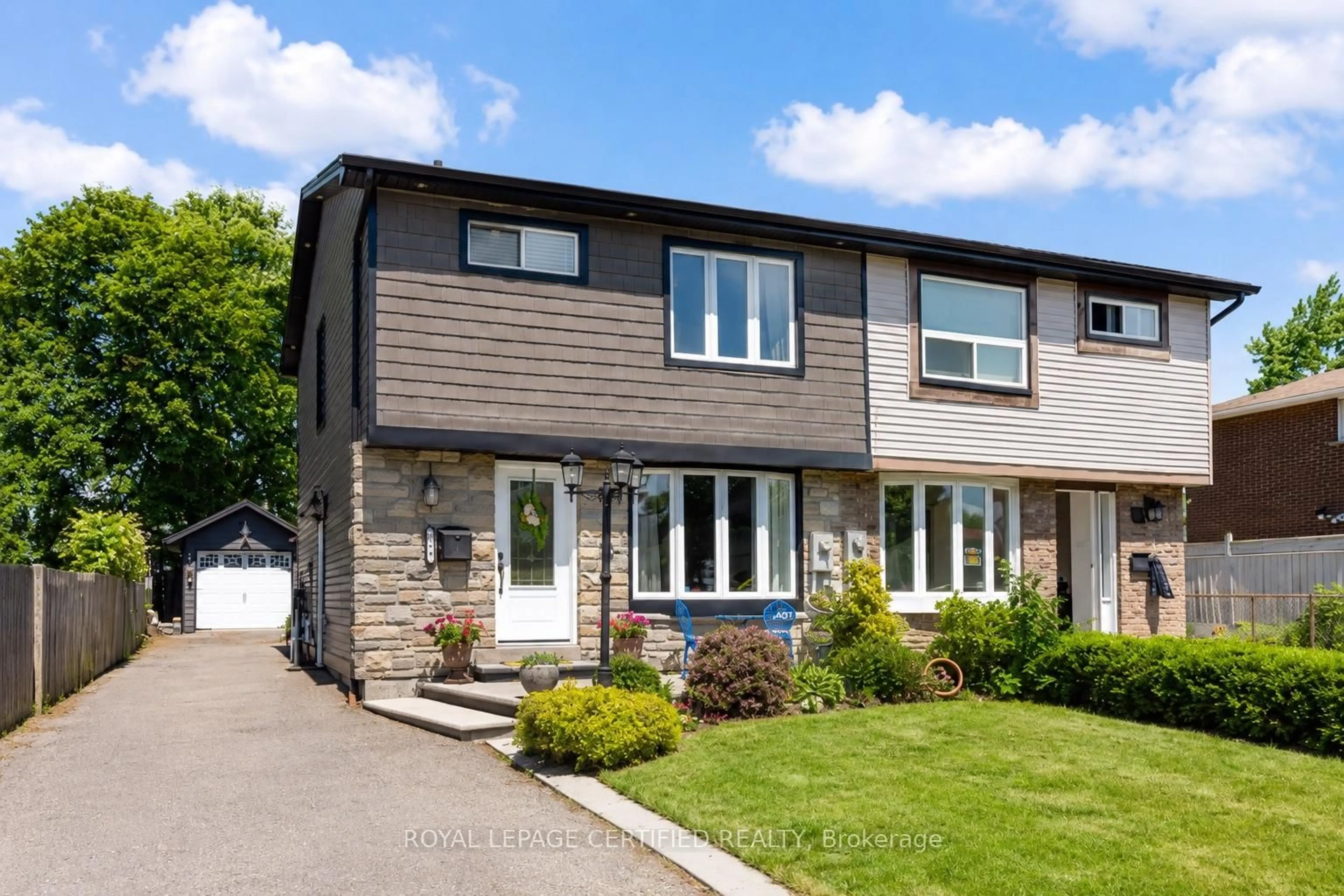 Home with vinyl exterior material, street for 138 Beech St, Brampton Ontario L6V 1V6