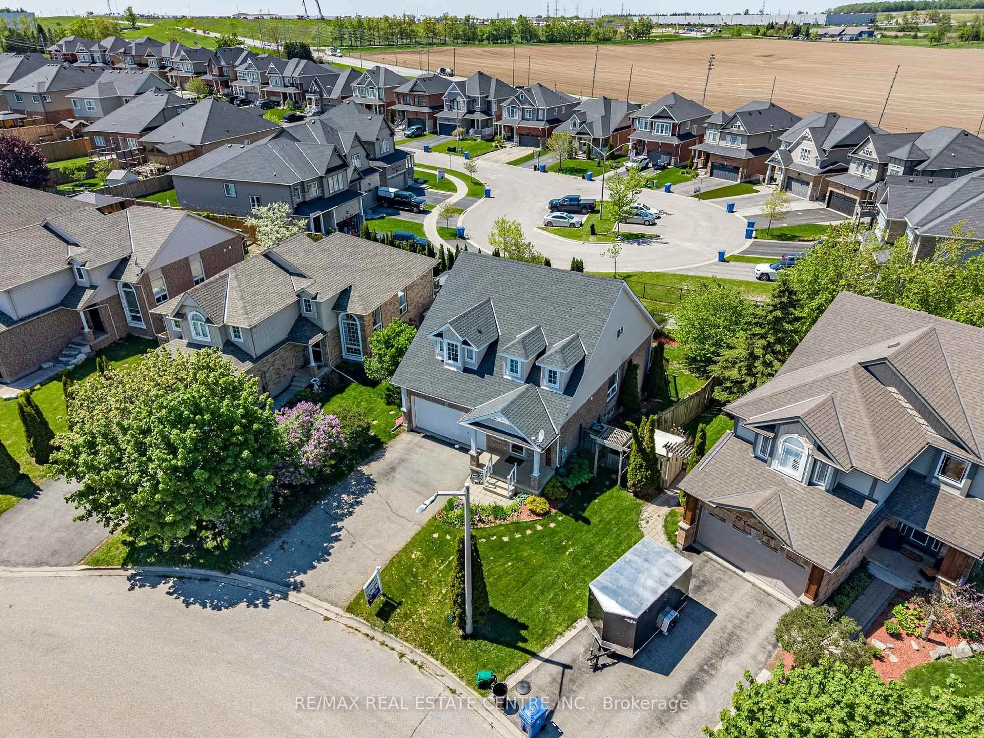 A pic from outside/outdoor area/front of a property/back of a property/a pic from drone, street for 35 Cameron Crt, Orangeville Ontario L9W 5G8