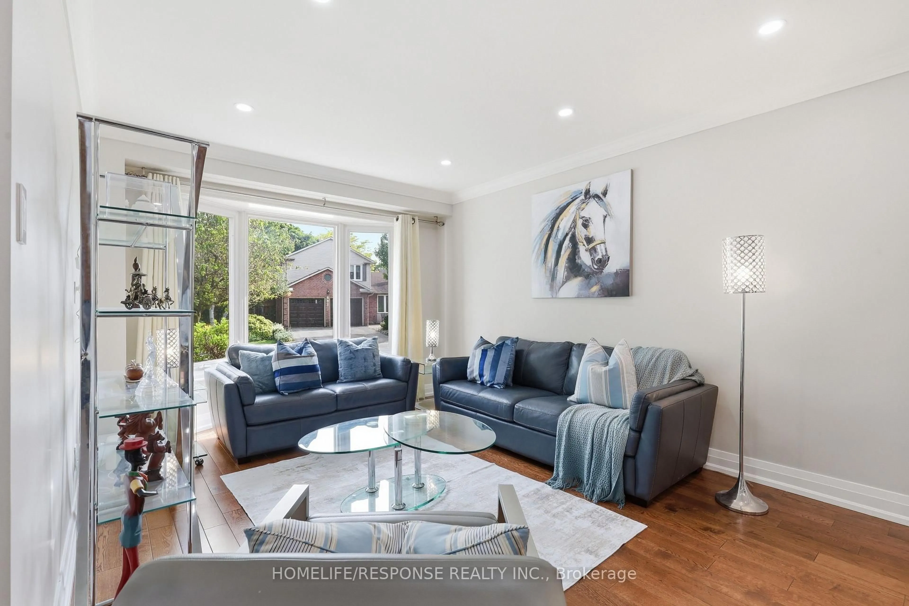 Living room with furniture, unknown for 680 SWEETWATER Pl, Mississauga Ontario L5H 3Y9