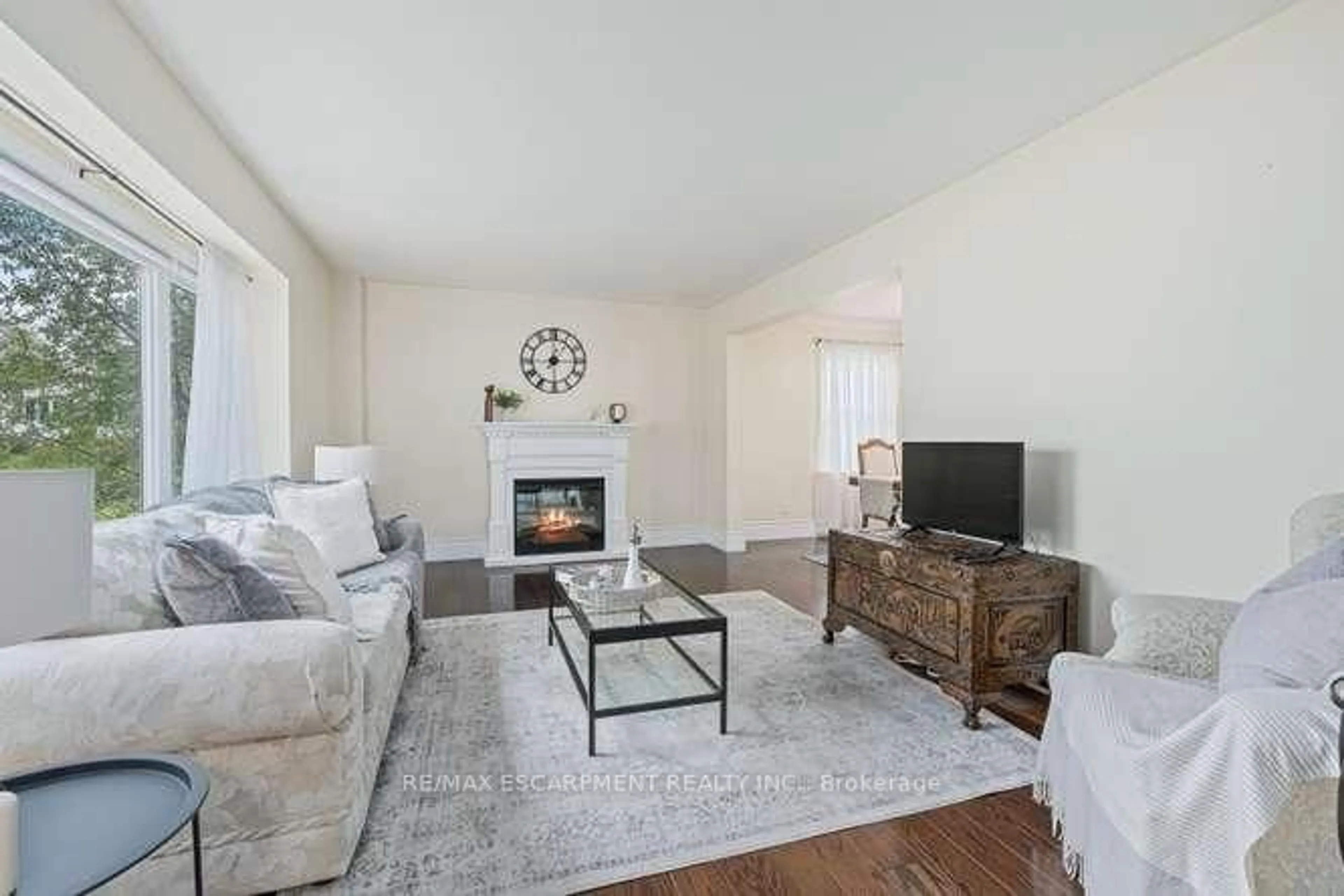 Living room with furniture, unknown for 56 Cavendish Cres, Brampton Ontario L6T 1Z4