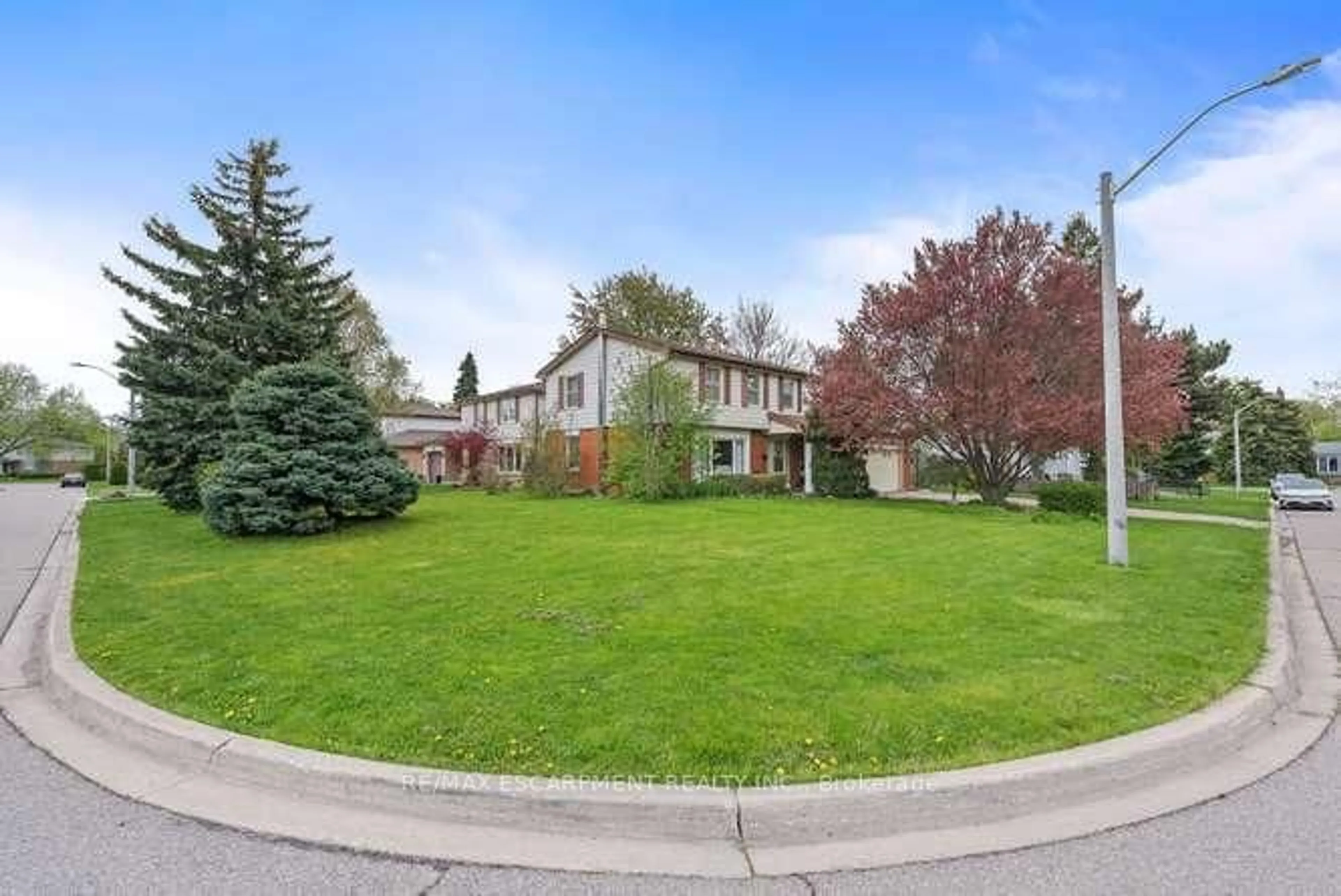 A pic from outside/outdoor area/front of a property/back of a property/a pic from drone, street for 56 Cavendish Cres, Brampton Ontario L6T 1Z4
