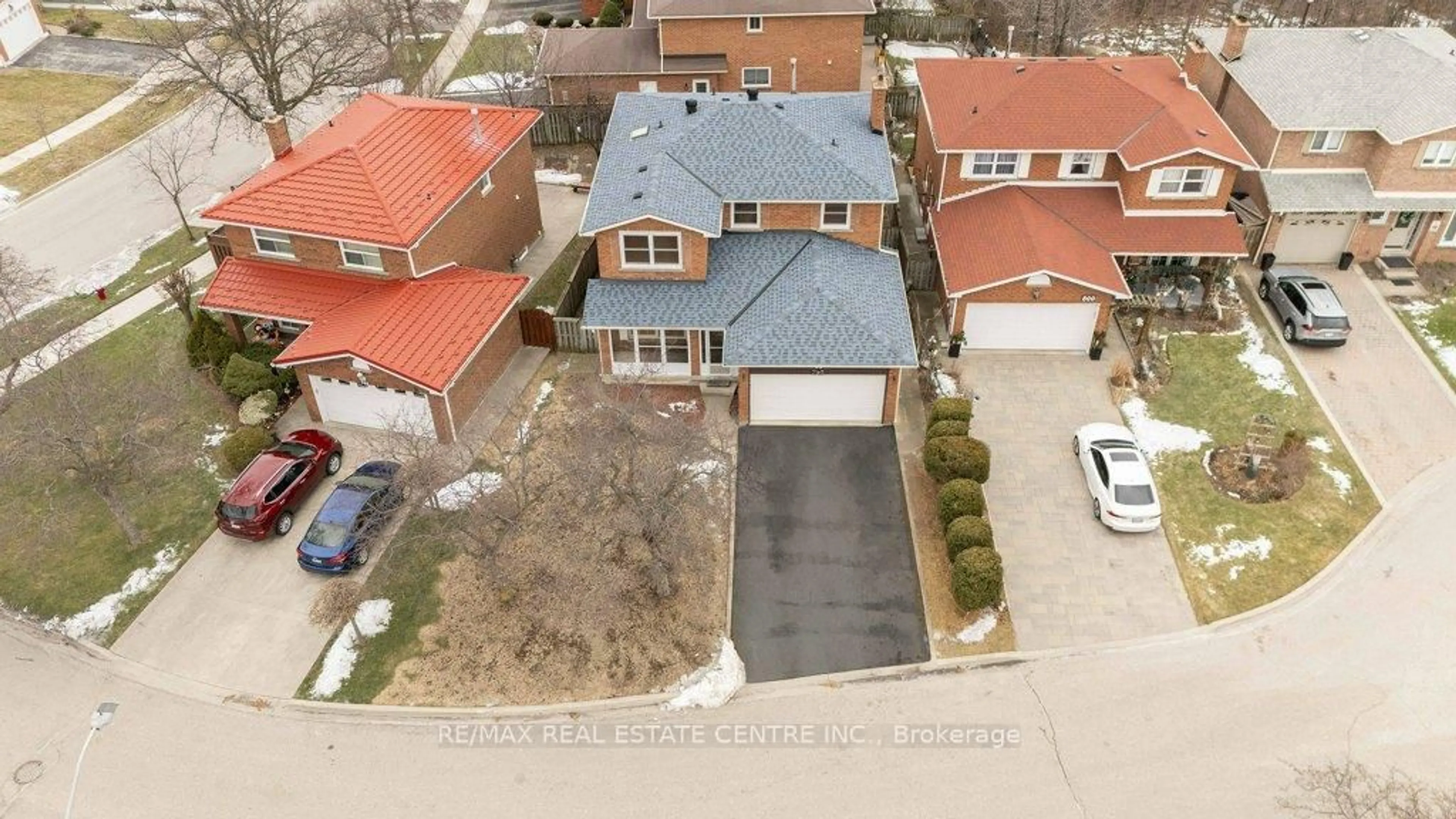 A pic from outside/outdoor area/front of a property/back of a property/a pic from drone, street for 796 Buckingham Crt, Mississauga Ontario L5C 4M3