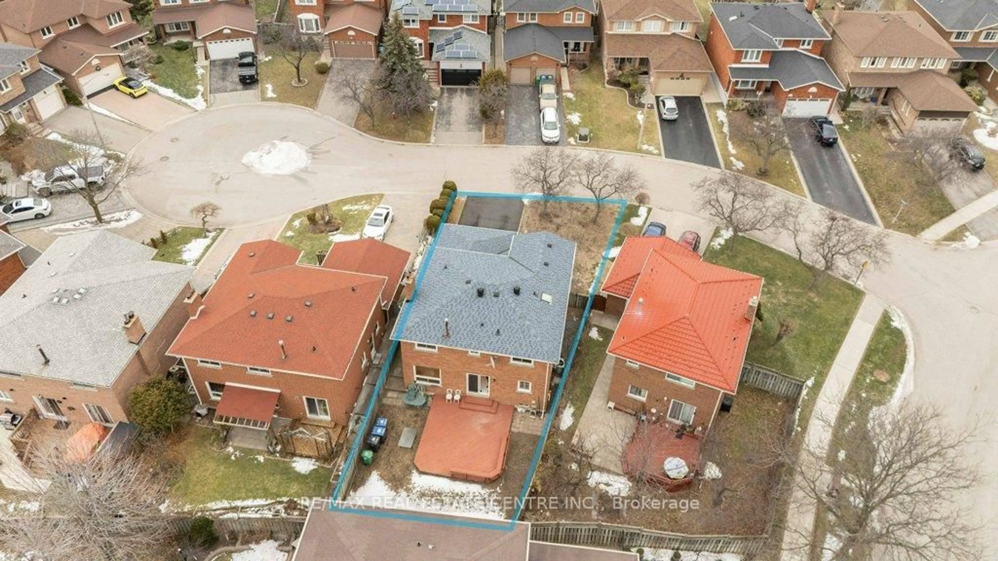 A pic from outside/outdoor area/front of a property/back of a property/a pic from drone, street for 796 Buckingham Crt, Mississauga Ontario L5C 4M3