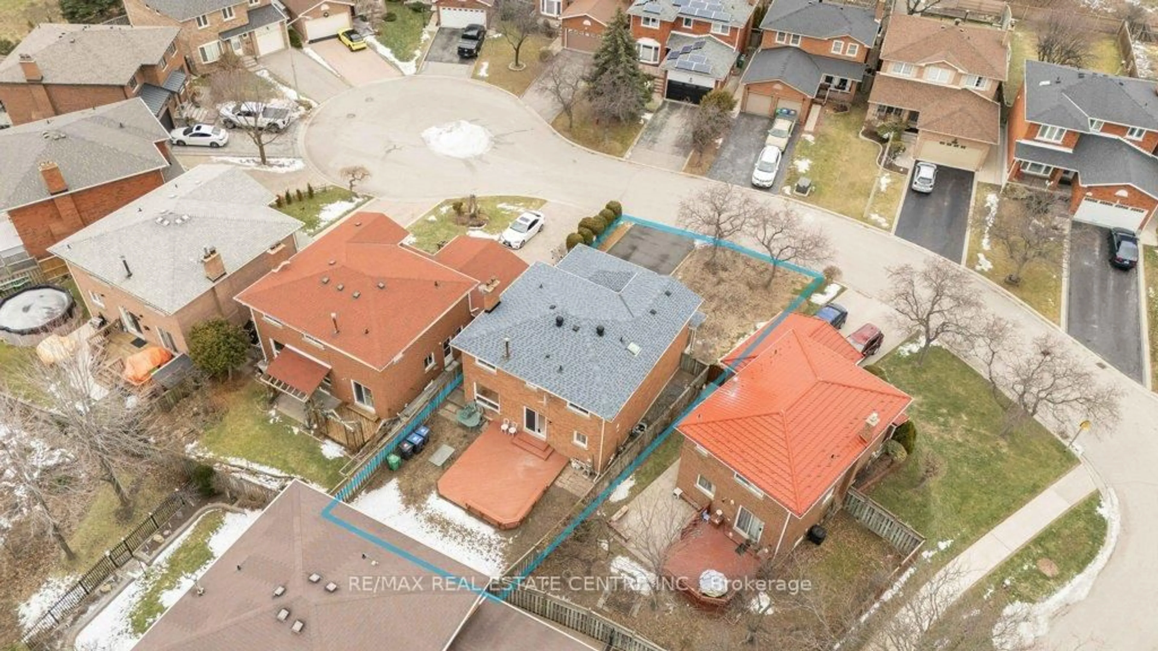 A pic from outside/outdoor area/front of a property/back of a property/a pic from drone, street for 796 Buckingham Crt, Mississauga Ontario L5C 4M3