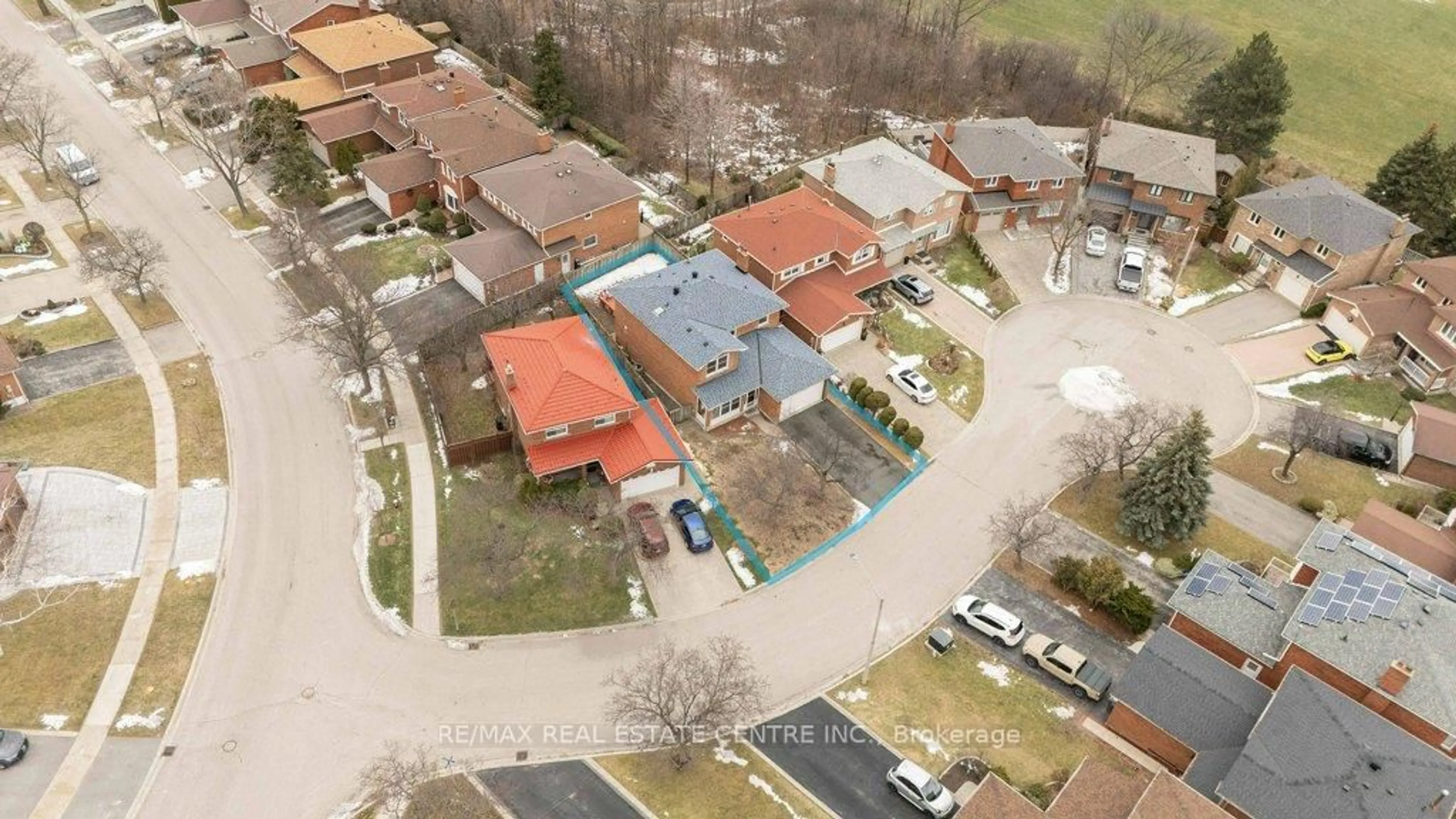A pic from outside/outdoor area/front of a property/back of a property/a pic from drone, street for 796 Buckingham Crt, Mississauga Ontario L5C 4M3