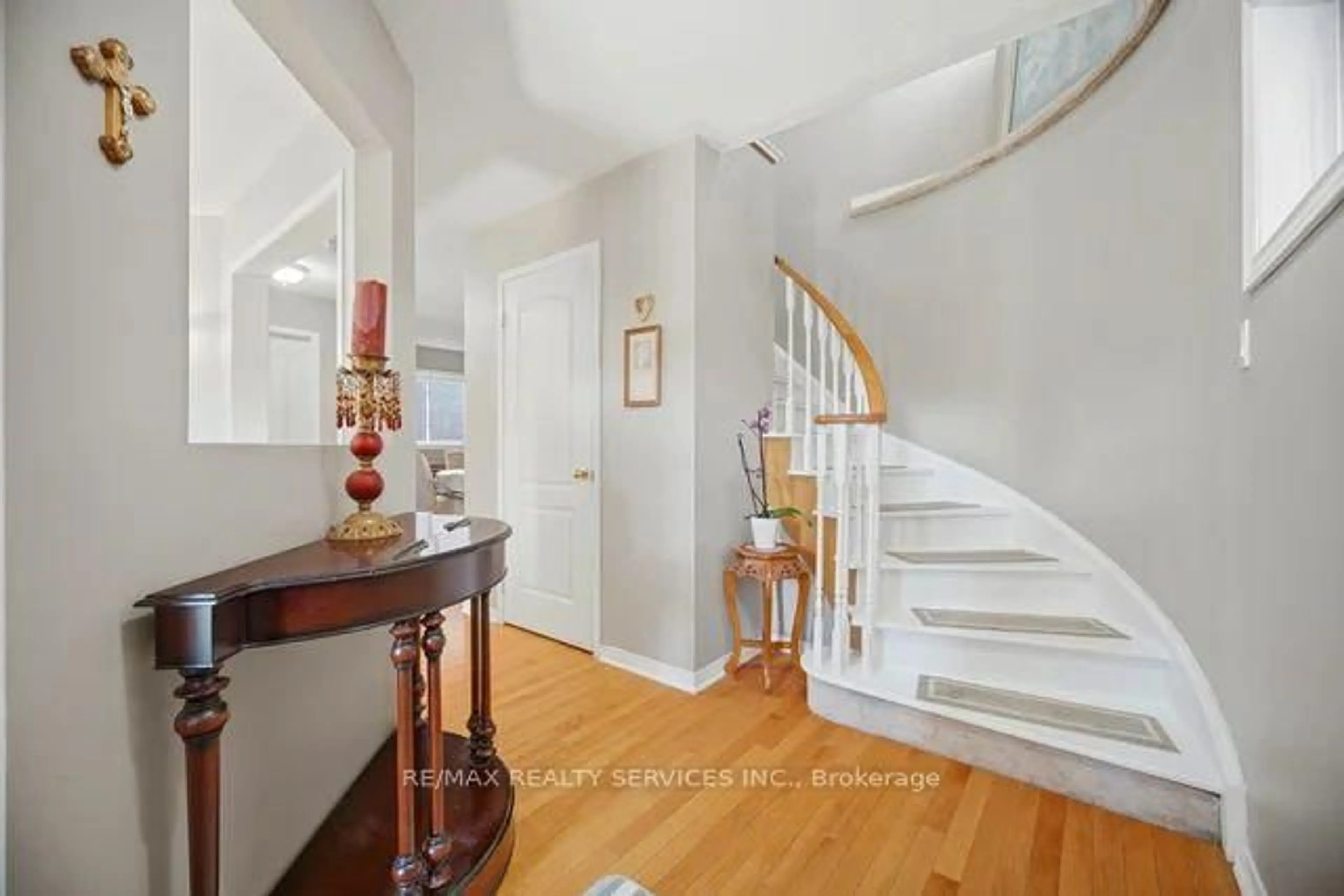 Indoor entryway for 8 Safari Crt, Brampton Ontario L7A 1G8
