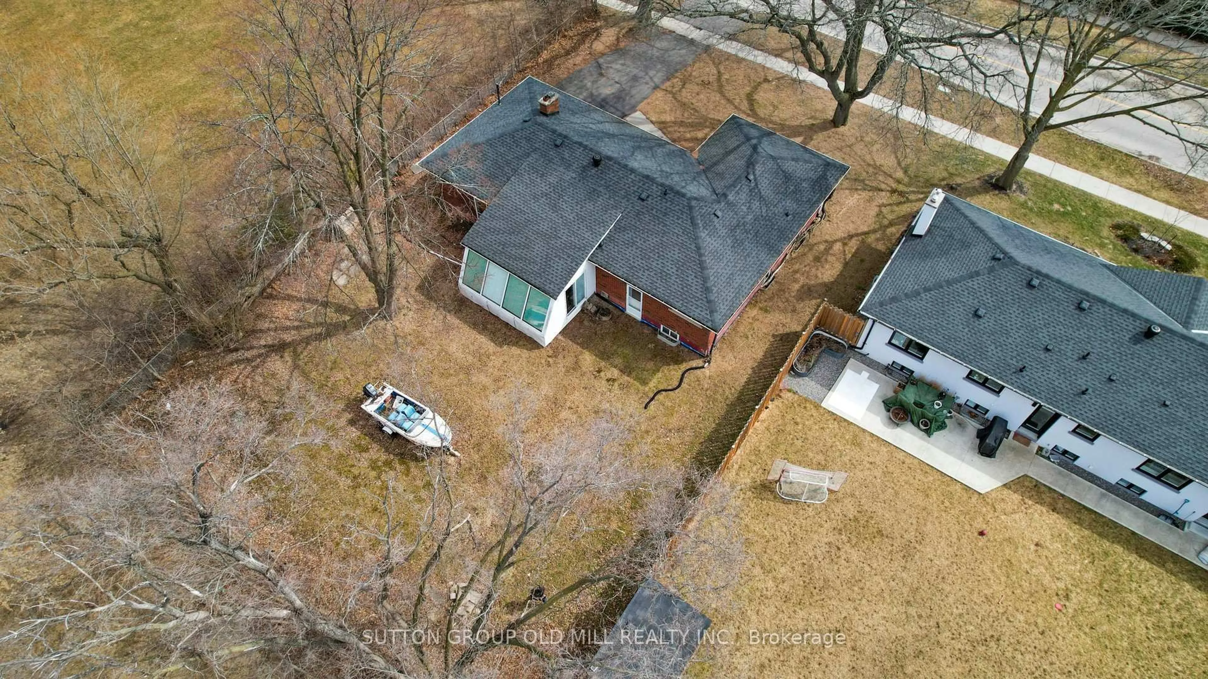 A pic from outside/outdoor area/front of a property/back of a property/a pic from drone, street for 4447 Spruce Ave, Burlington Ontario L7L 1M3