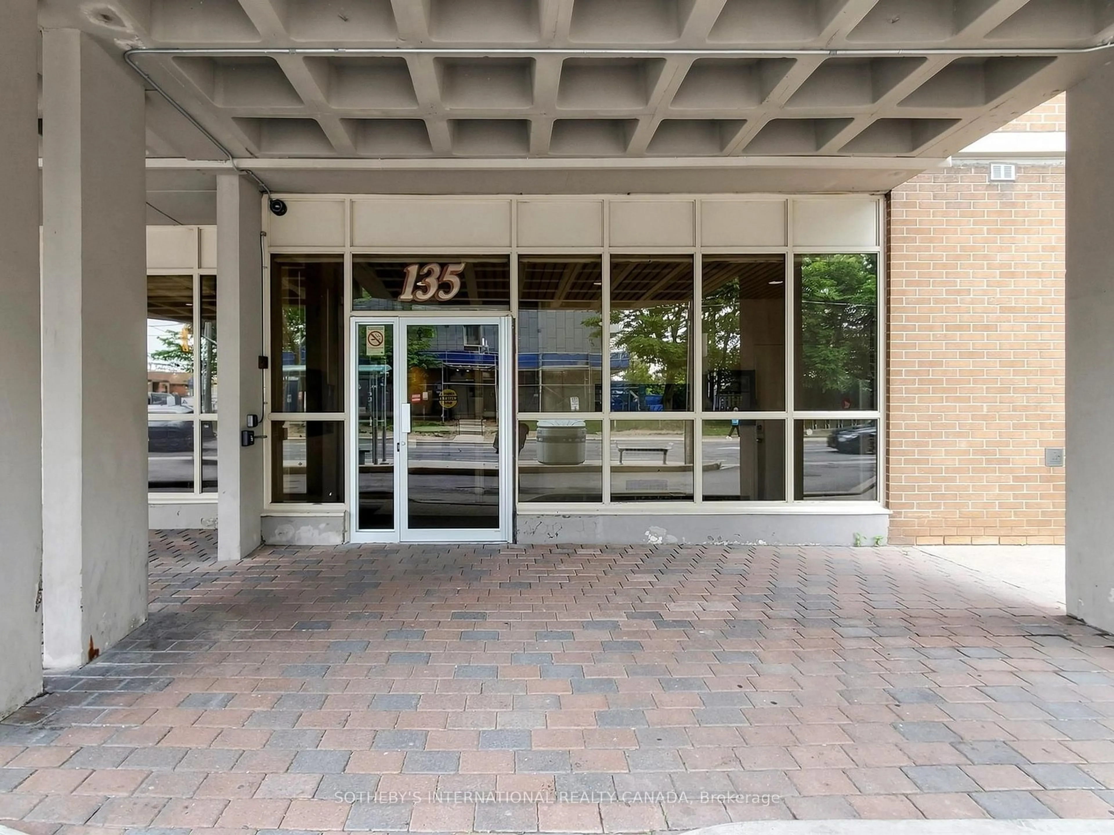 Indoor foyer for 135 Marlee Ave #403, Toronto Ontario M6B 4C6