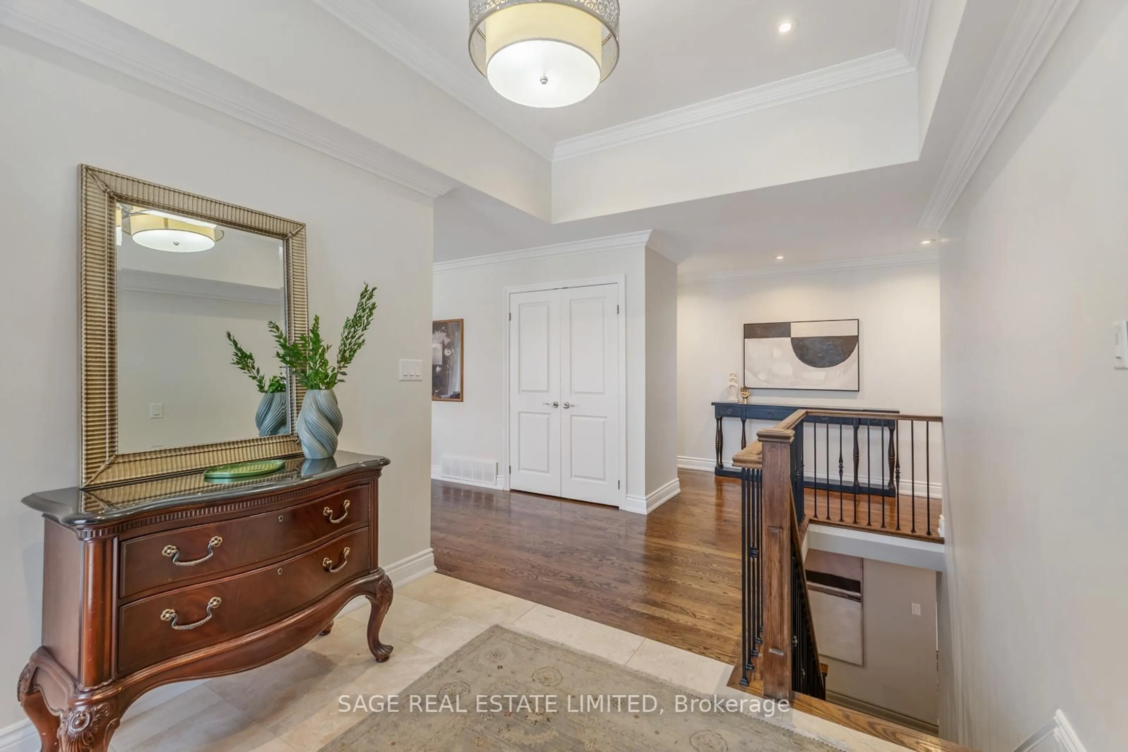 Indoor entryway for 31 Ashwood Cres, Toronto Ontario M9A 1Z2