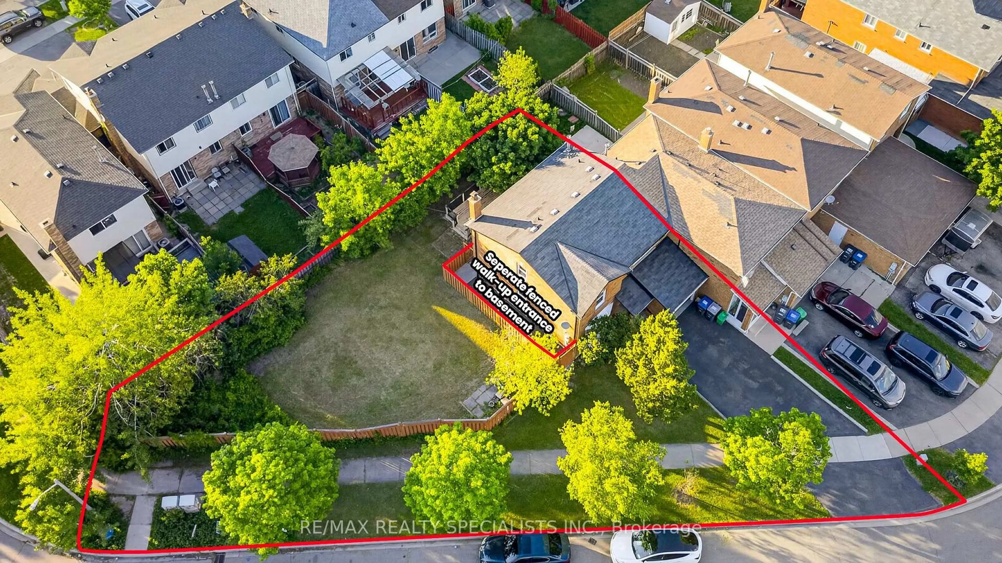 A pic from outside/outdoor area/front of a property/back of a property/a pic from drone, street for 70 Tulip Dr, Brampton Ontario L6Y 3W7