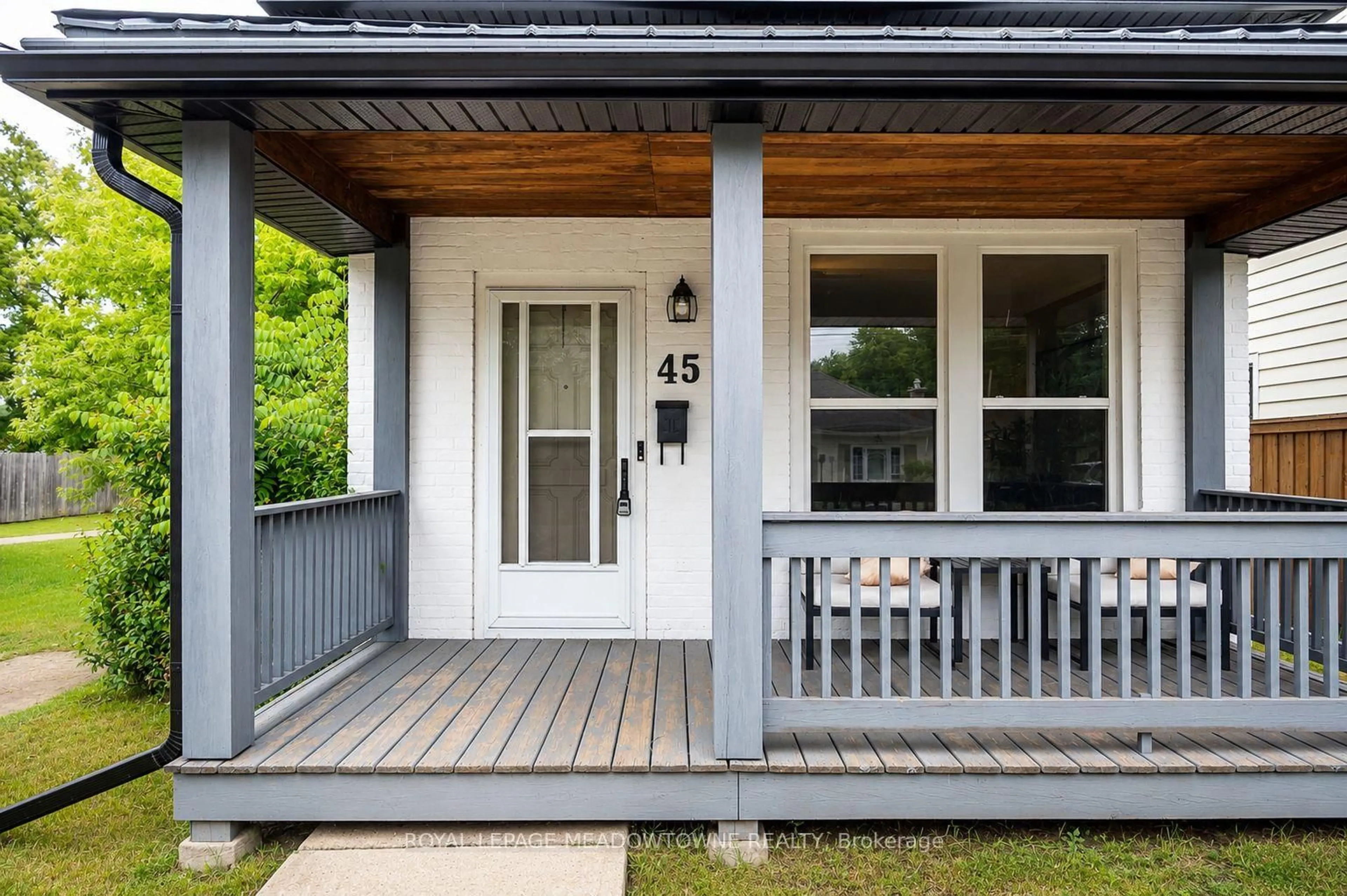Home with vinyl exterior material, street for 45 King St, Halton Hills Ontario L7G 2G3