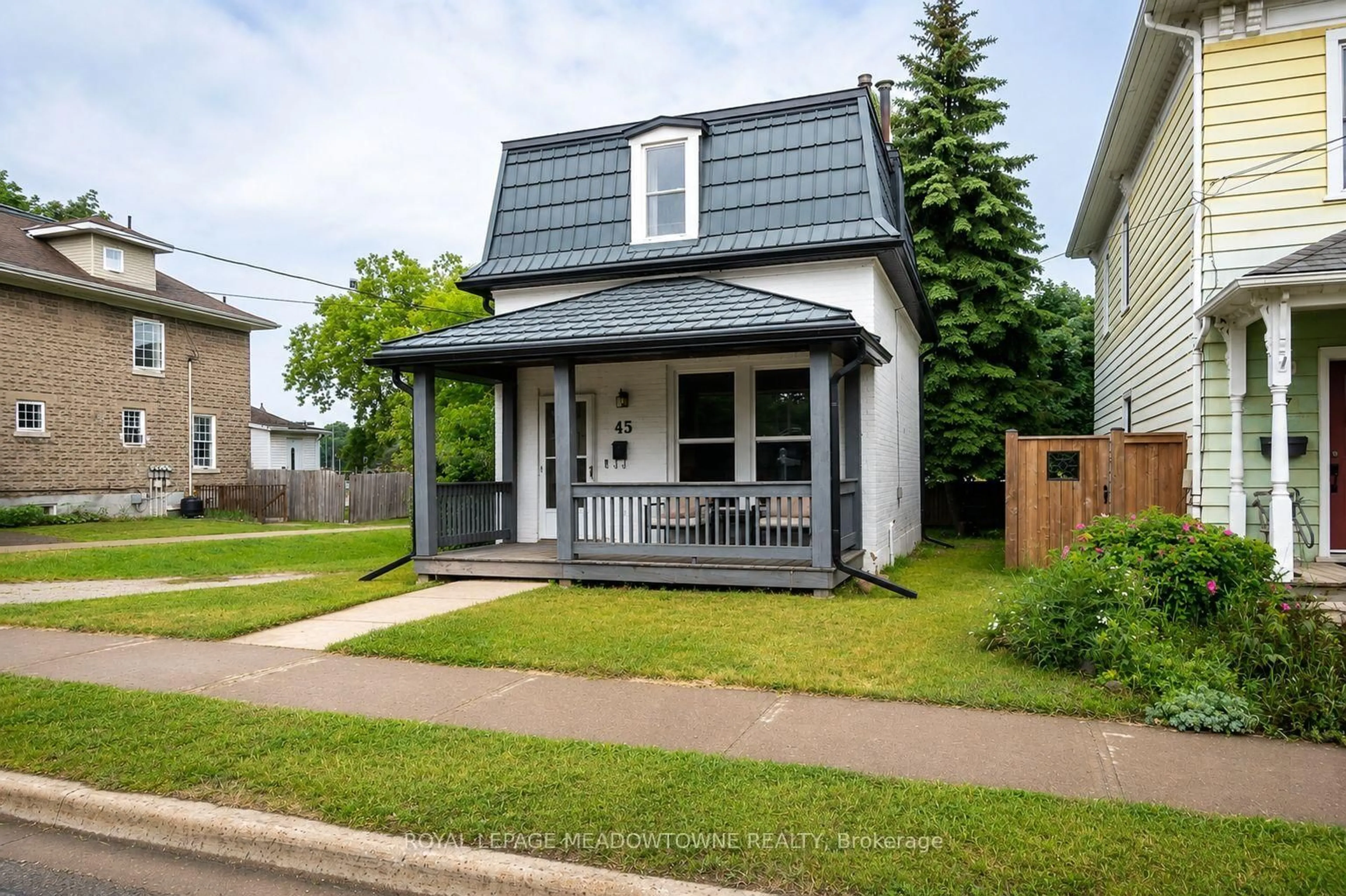 Home with vinyl exterior material, street for 45 King St, Halton Hills Ontario L7G 2G3