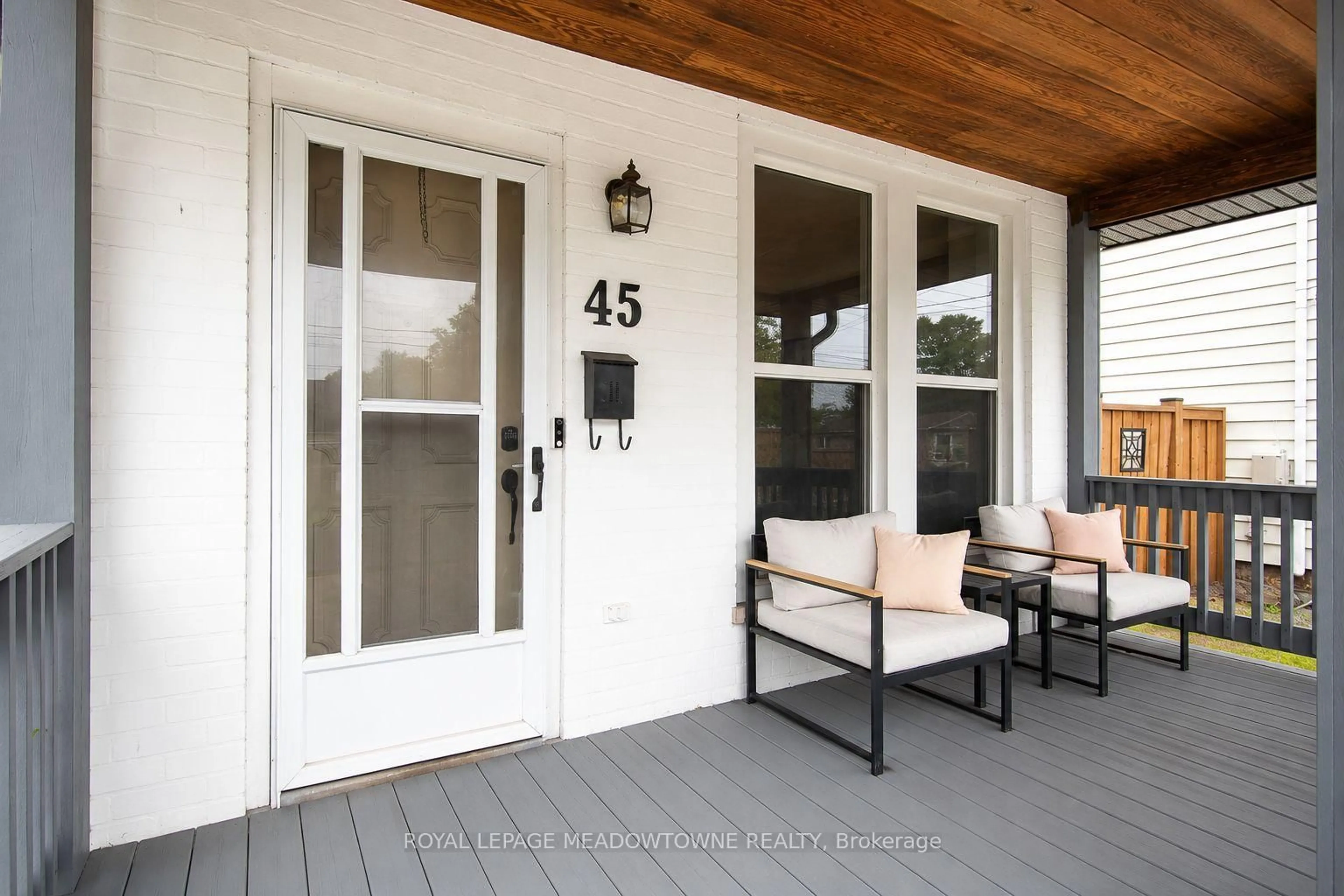 Indoor entryway for 45 King St, Halton Hills Ontario L7G 2G3