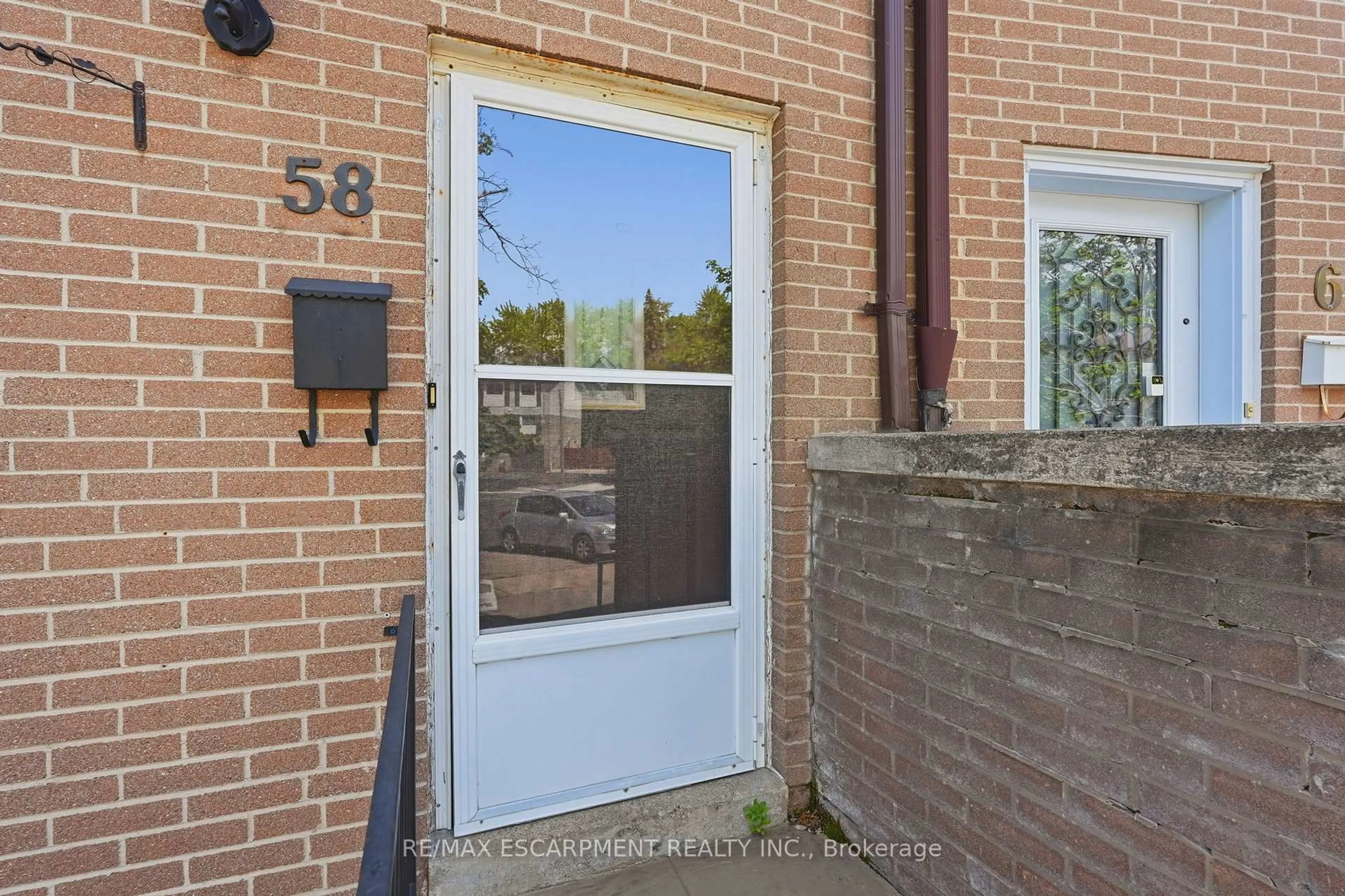 Indoor entryway for 58 ONSLOW Crt, Oakville Ontario L6H 1J2