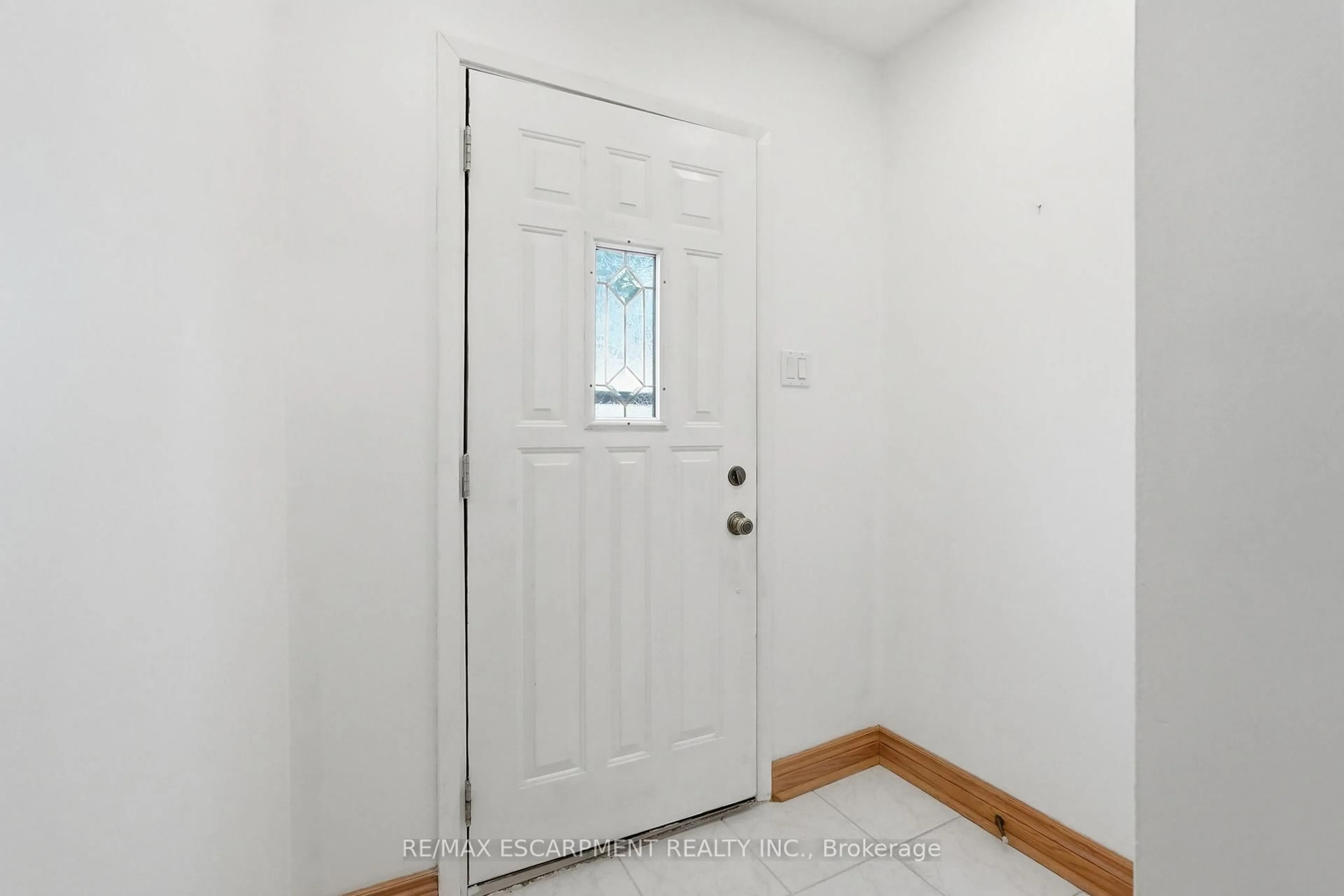 Indoor entryway for 58 ONSLOW Crt, Oakville Ontario L6H 1J2