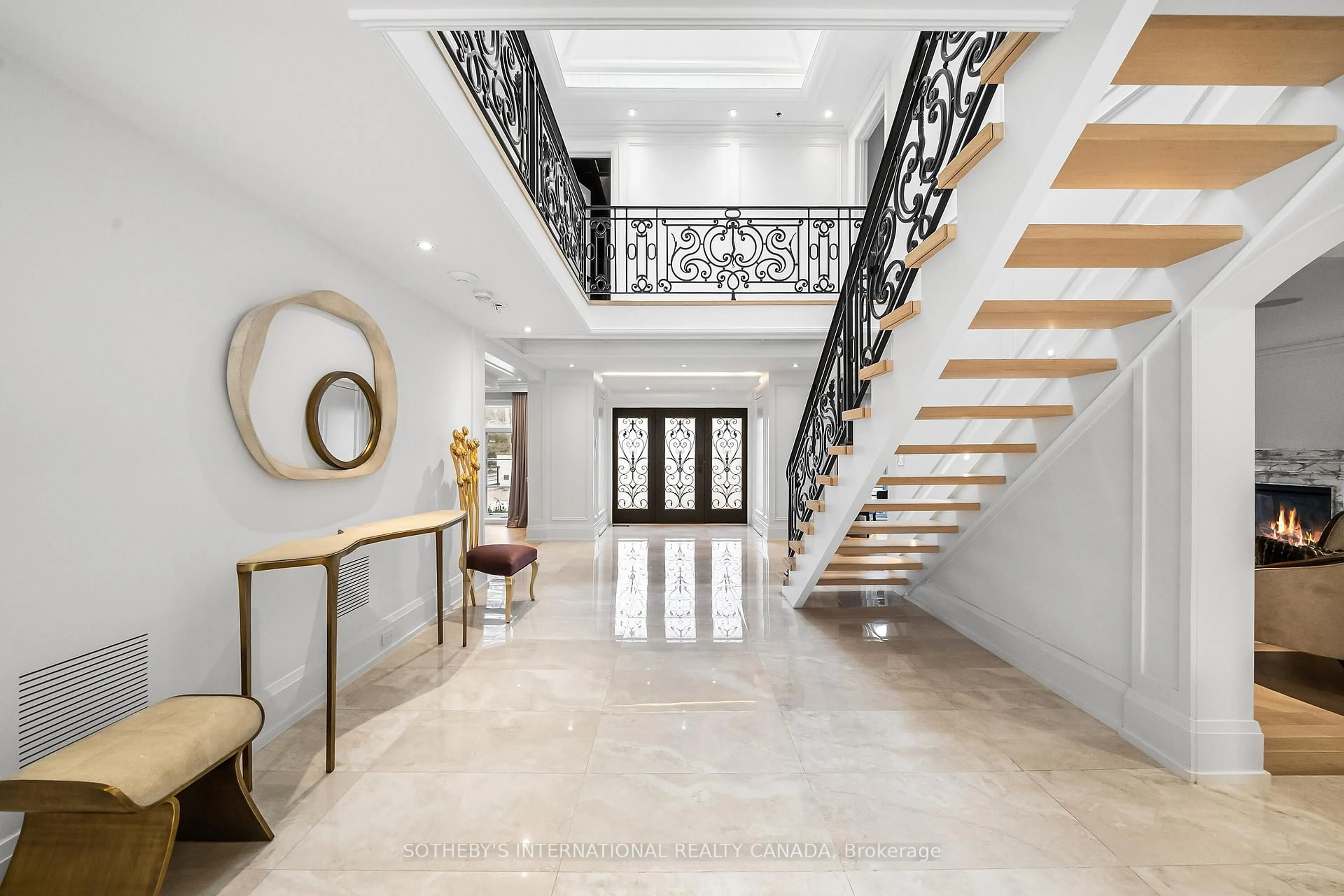 Indoor foyer for 1347 Queen Victoria Ave, Mississauga Ontario L5N 3N2