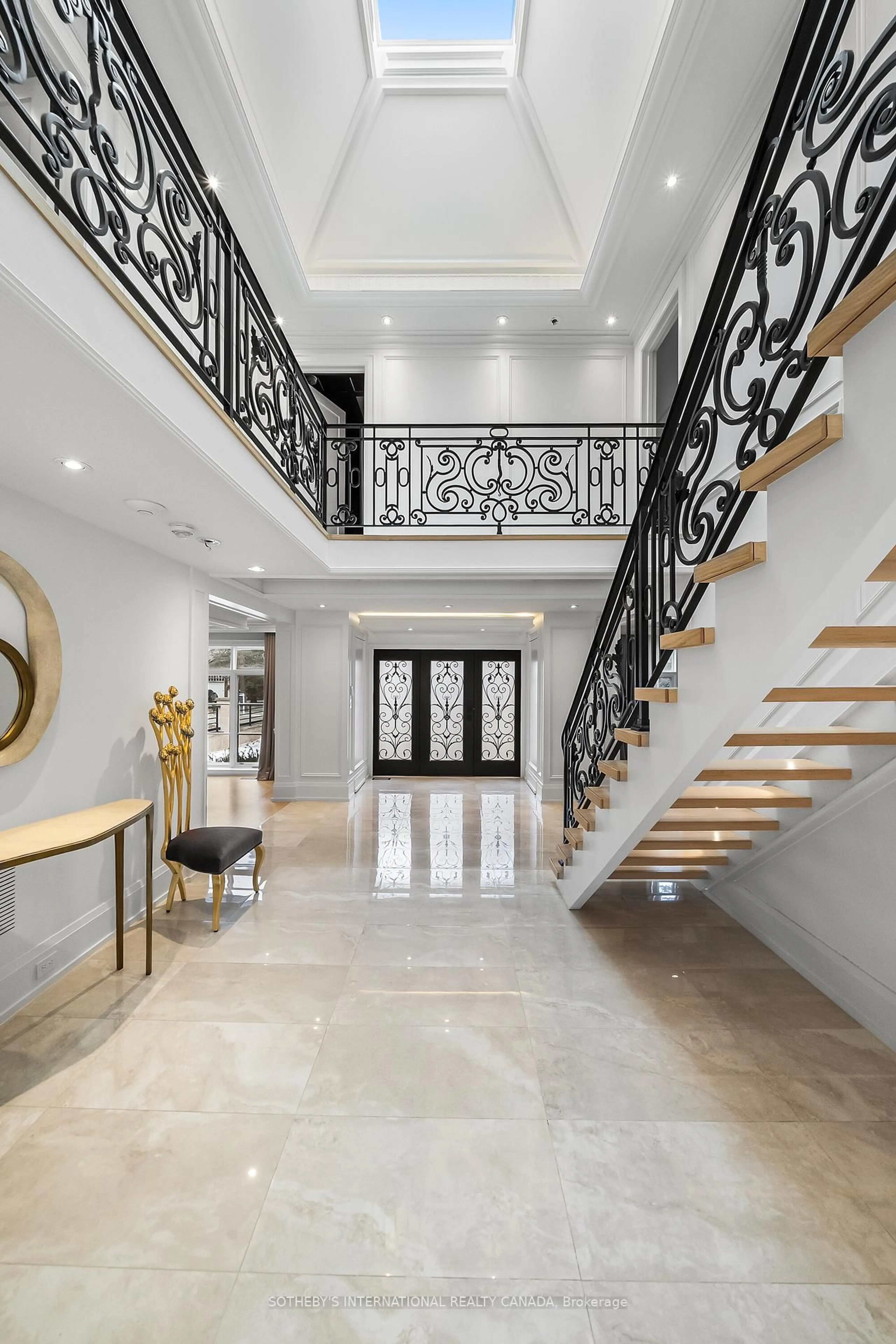 Indoor foyer for 1347 Queen Victoria Ave, Mississauga Ontario L5N 3N2