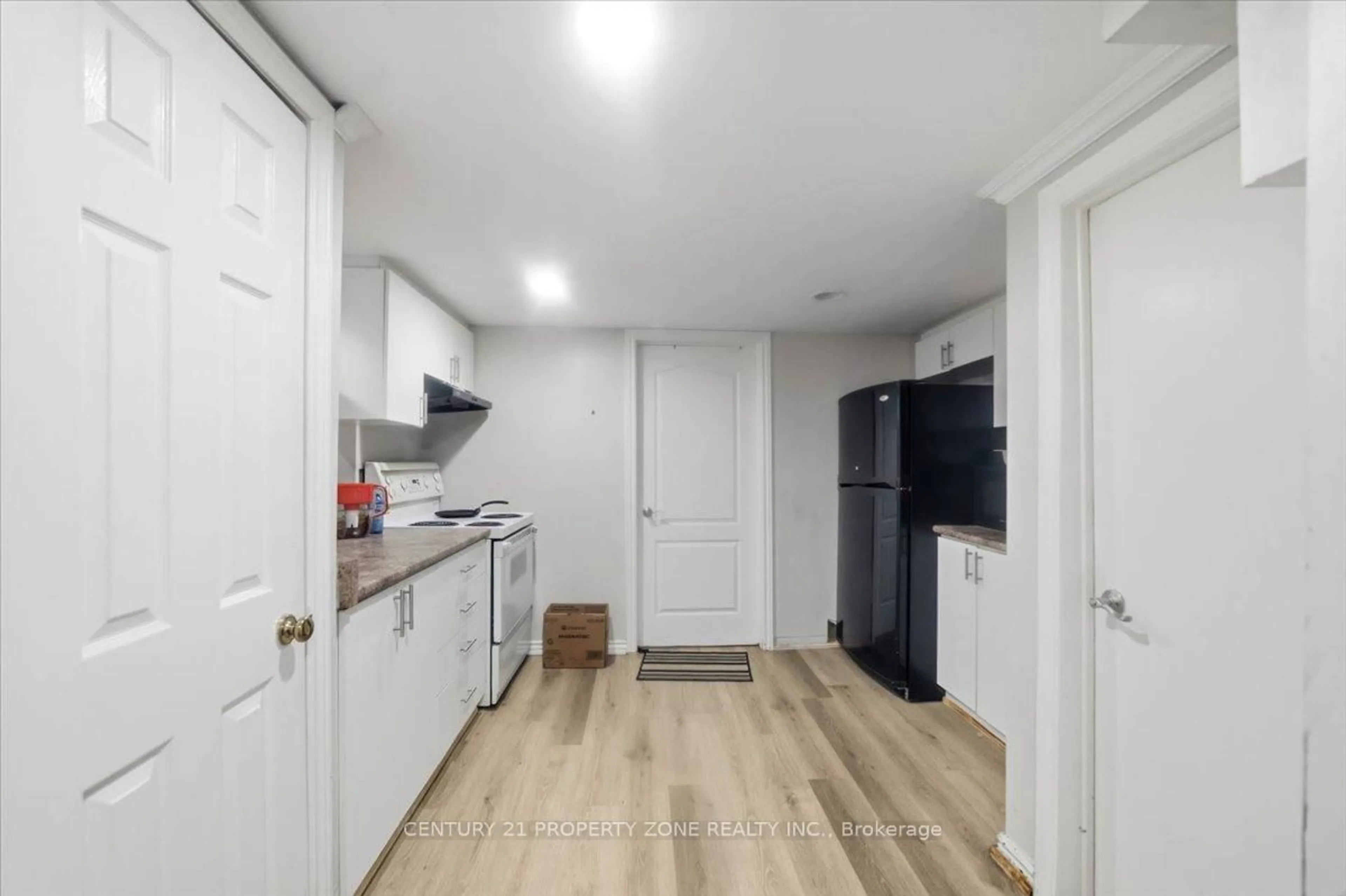 Standard kitchen, unknown for 13 Cornwall Rd, Brampton Ontario L6W 1M8