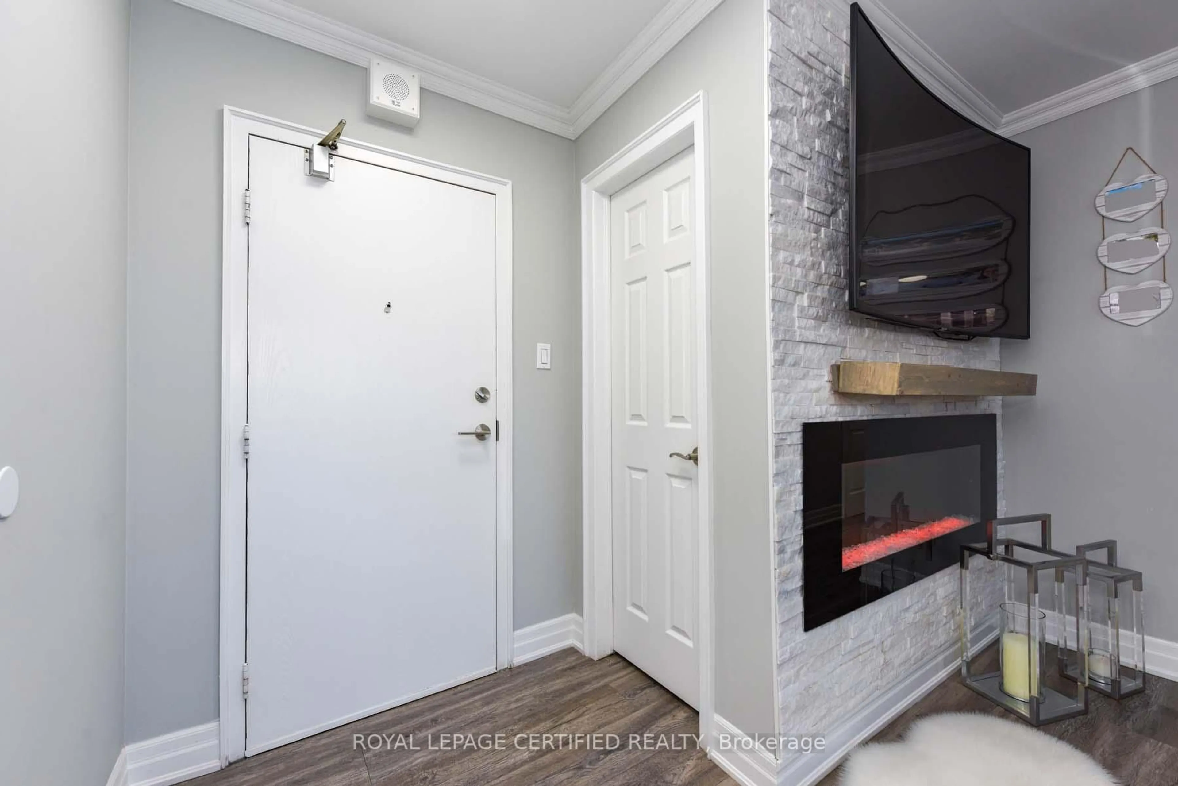 Indoor entryway for 3170 Kirwin Ave #204, Mississauga Ontario L5A 3R1
