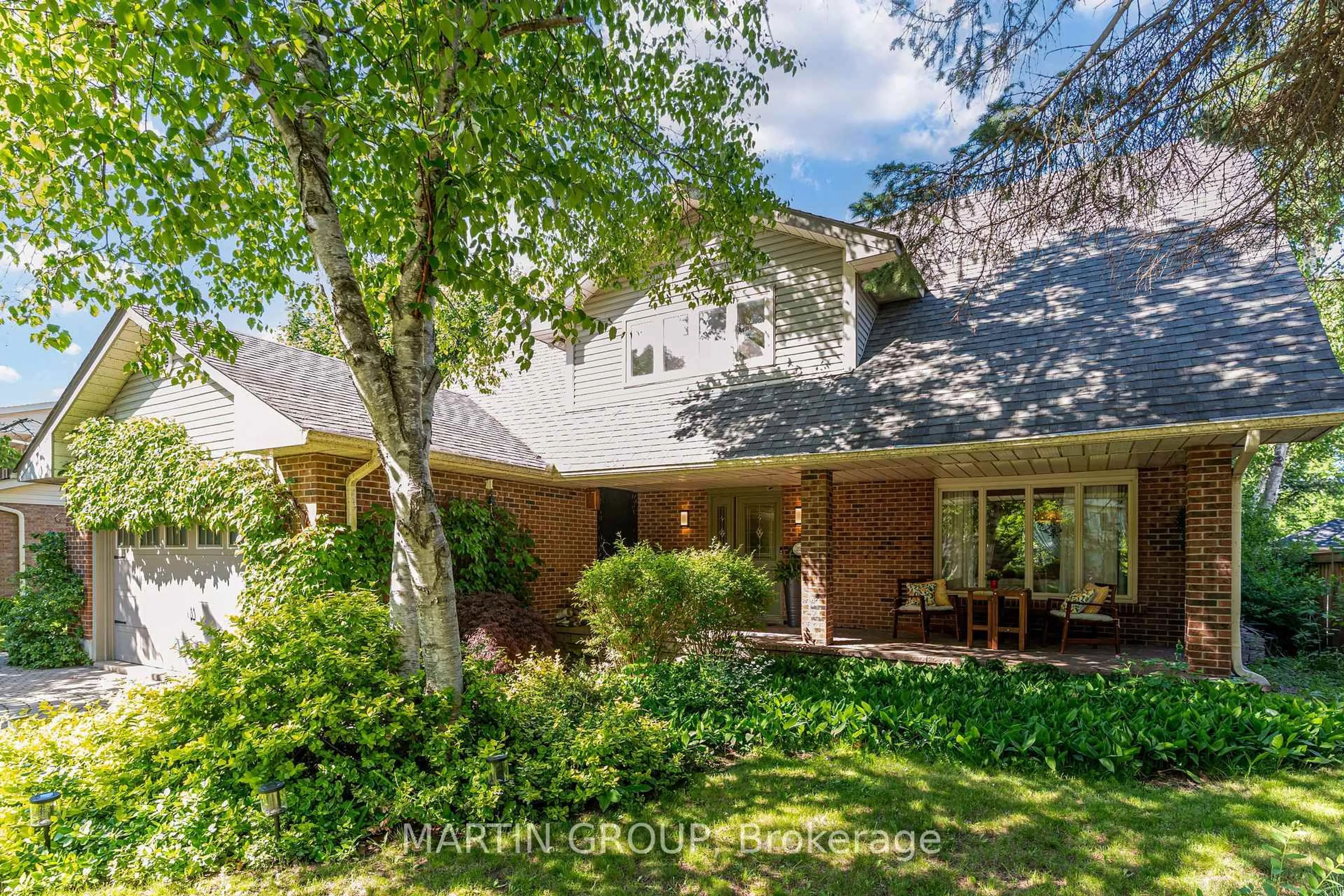 A pic from outside/outdoor area/front of a property/back of a property/a pic from drone, street for 253 McCraney St, Oakville Ontario L6H 3A9
