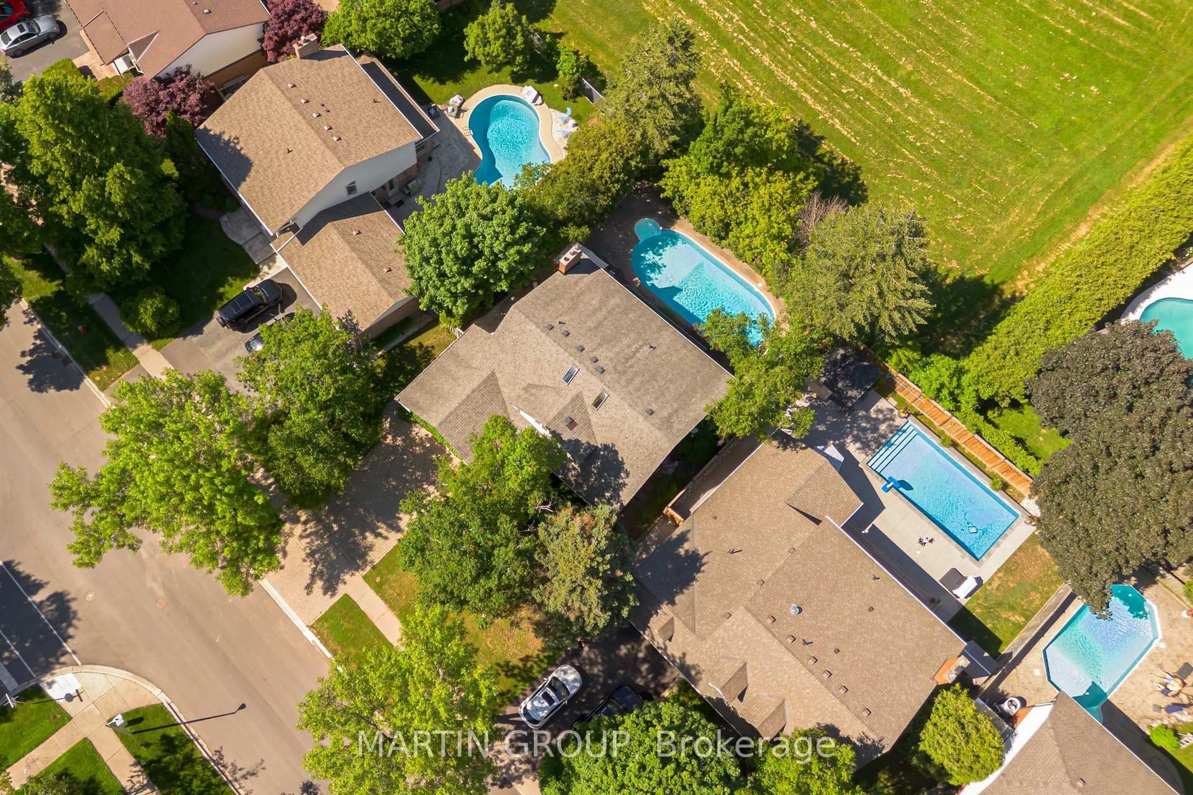 A pic from outside/outdoor area/front of a property/back of a property/a pic from drone, street for 253 McCraney St, Oakville Ontario L6H 3A9