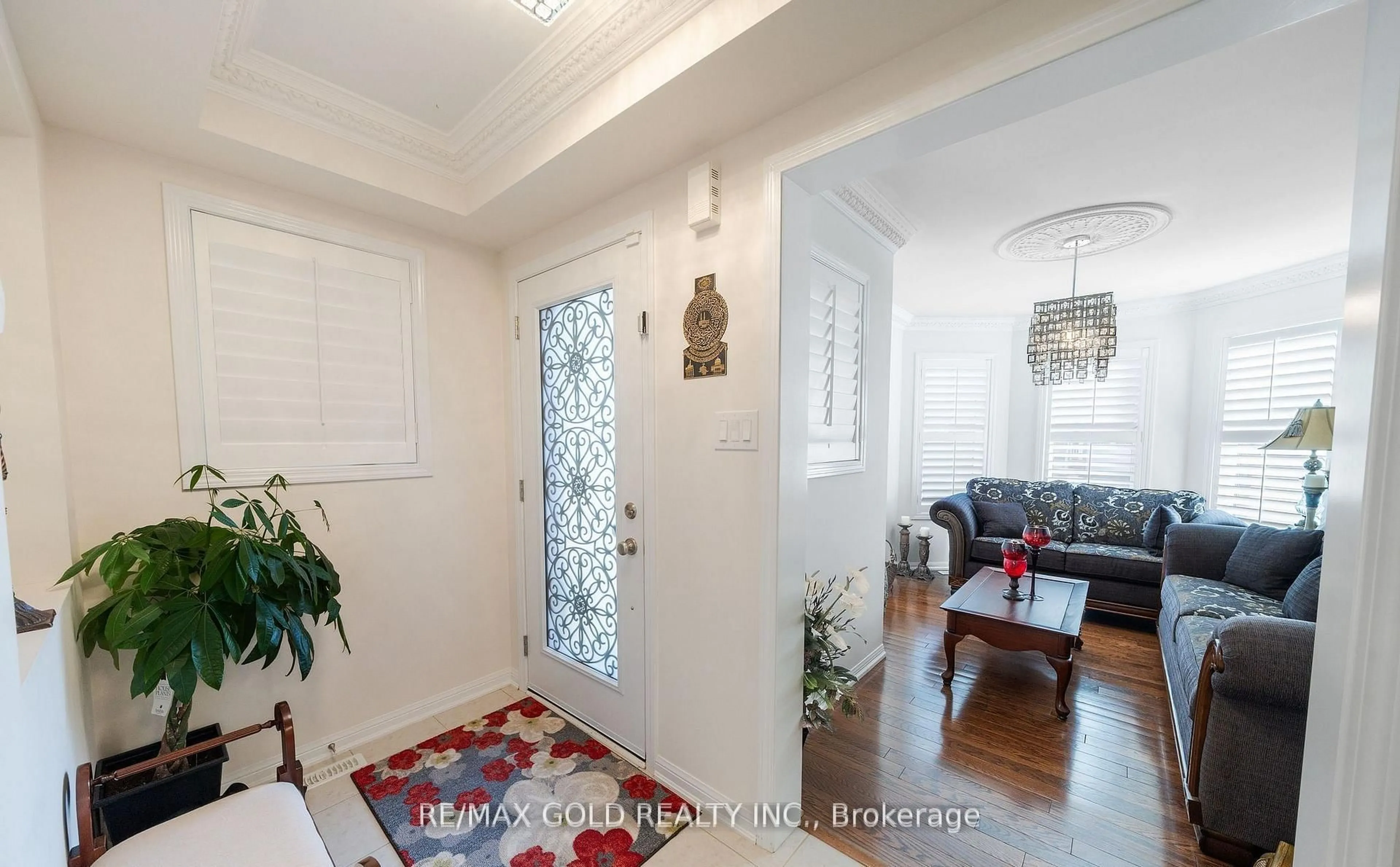 Indoor entryway for 1035 SAVOLINE Blvd, Milton Ontario L9T 8P2