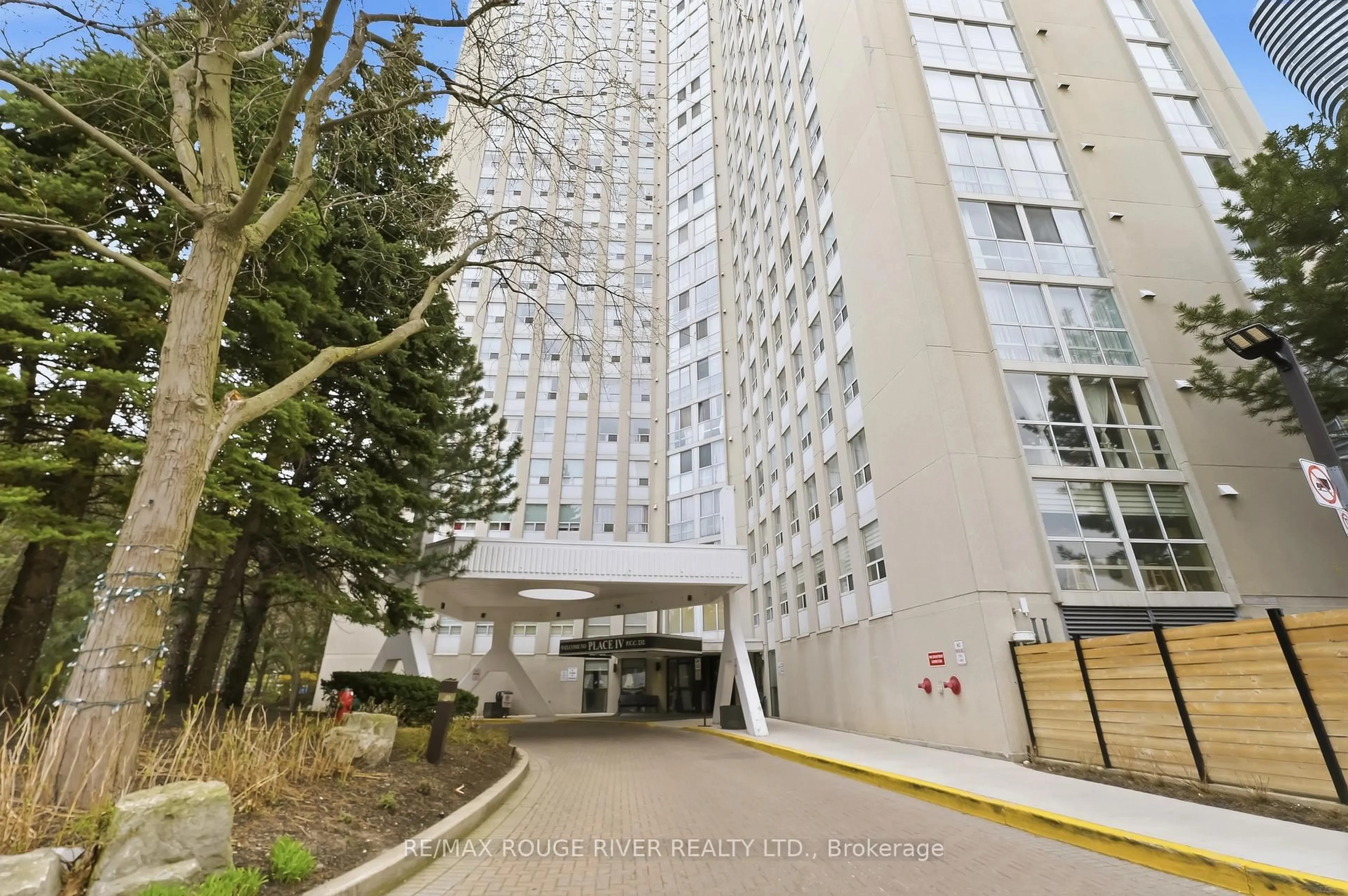 Indoor foyer for 3650 Kaneff Cres #1008, Mississauga Ontario L5A 4A1