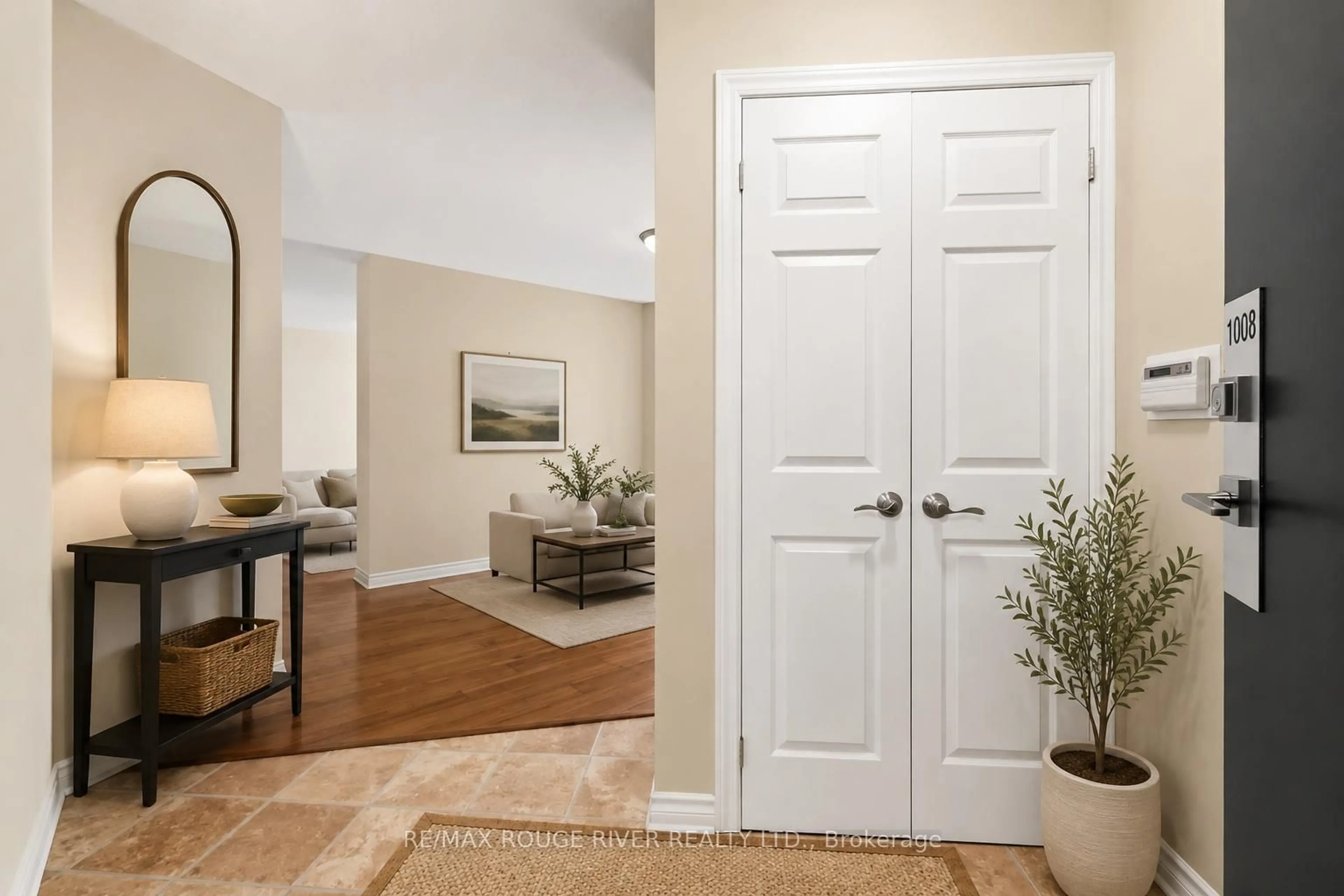Indoor entryway for 3650 Kaneff Cres #1008, Mississauga Ontario L5A 4A1