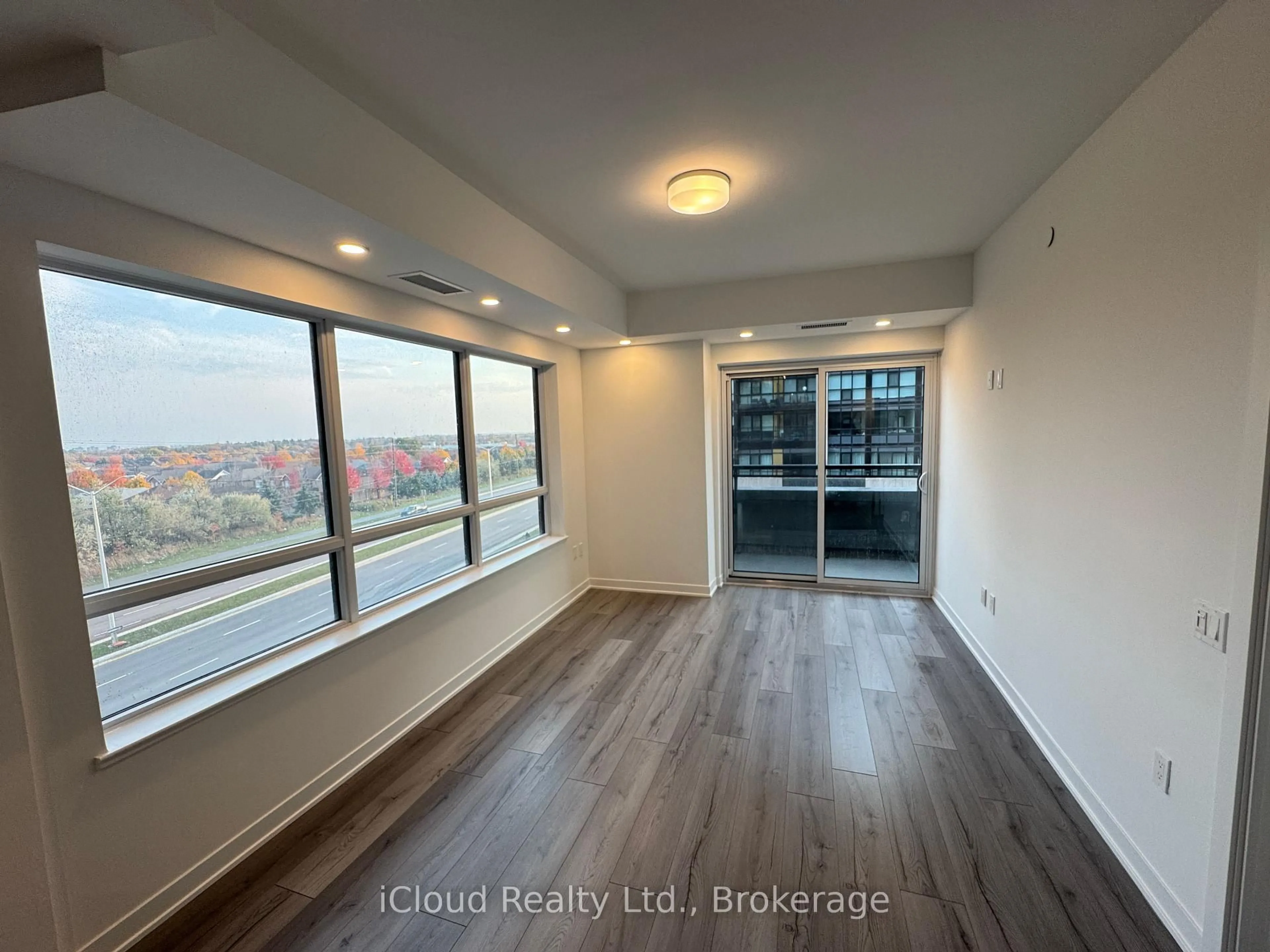 A pic of a room for 395 Dundas St #417, Oakville Ontario L6M 5R8
