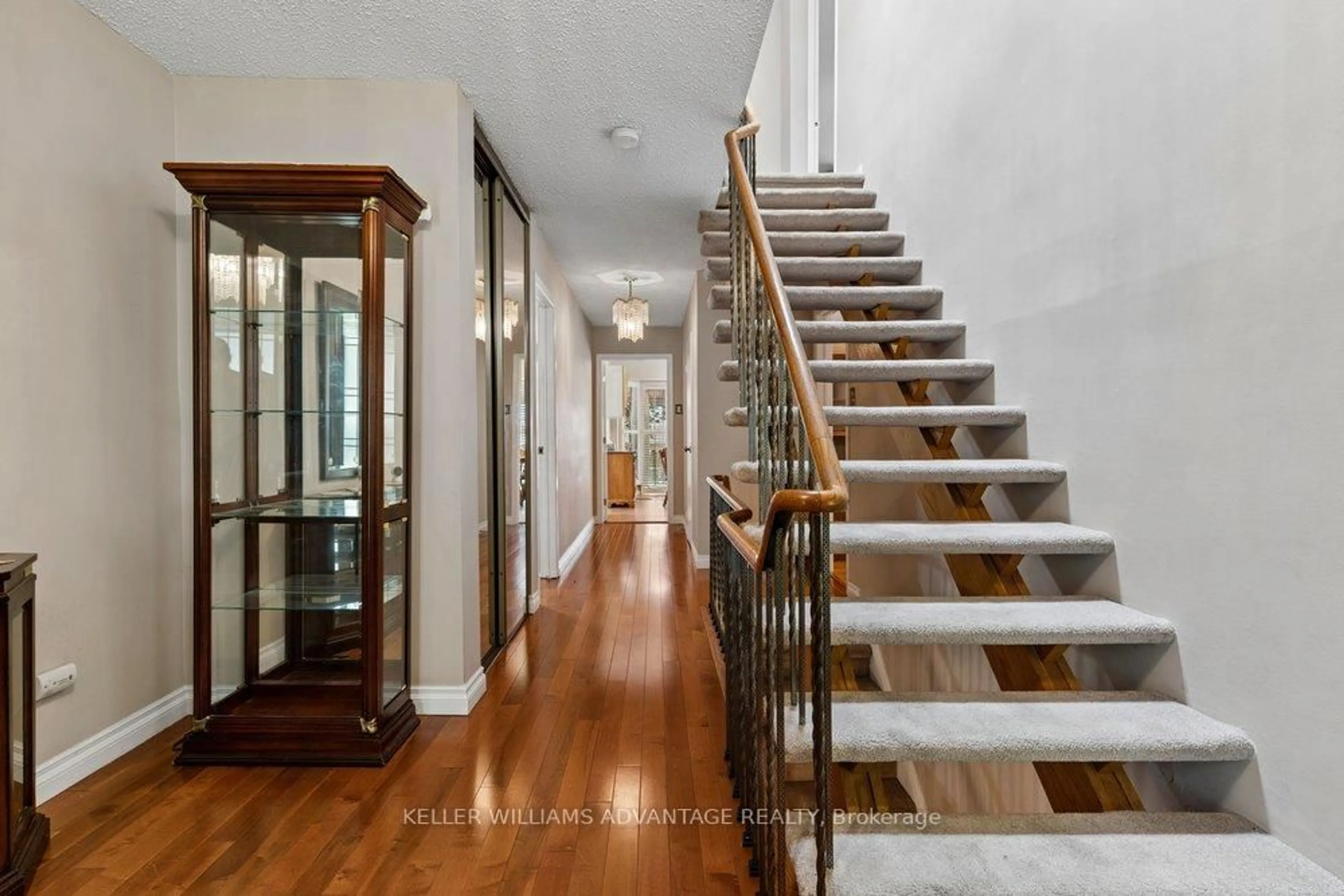 Indoor entryway for 2192 Castlestone Crt, Mississauga Ontario L5B 1Y1
