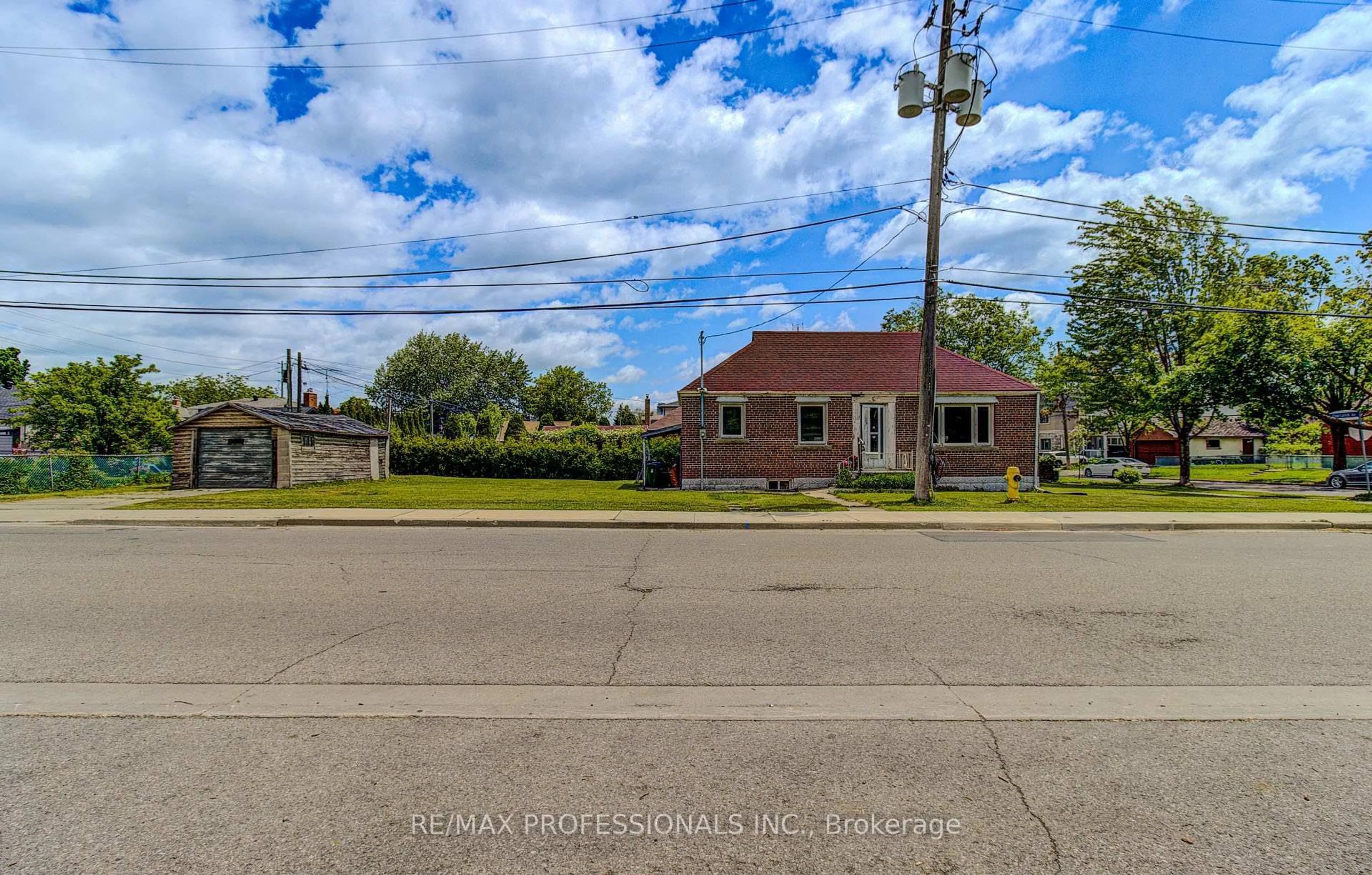 A pic from outside/outdoor area/front of a property/back of a property/a pic from drone, street for 414 Melrose St, Toronto Ontario M8Z 1H1