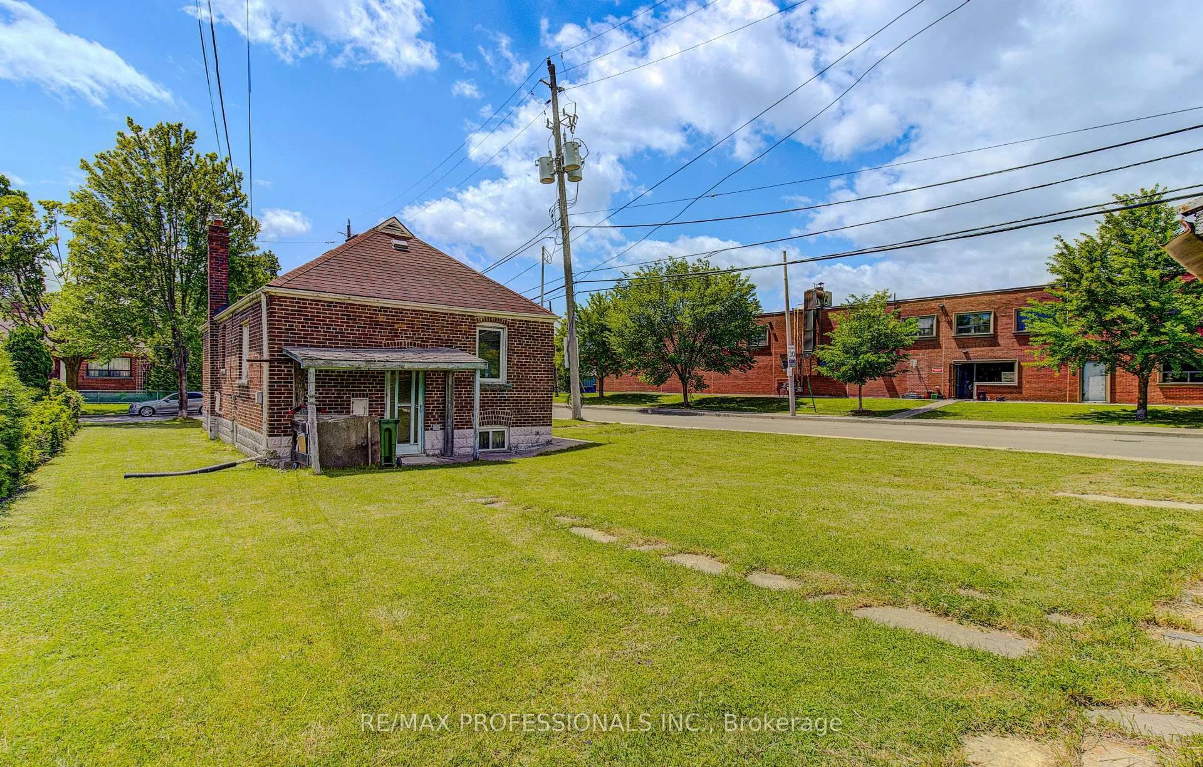 A pic from outside/outdoor area/front of a property/back of a property/a pic from drone, street for 414 Melrose St, Toronto Ontario M8Z 1H1