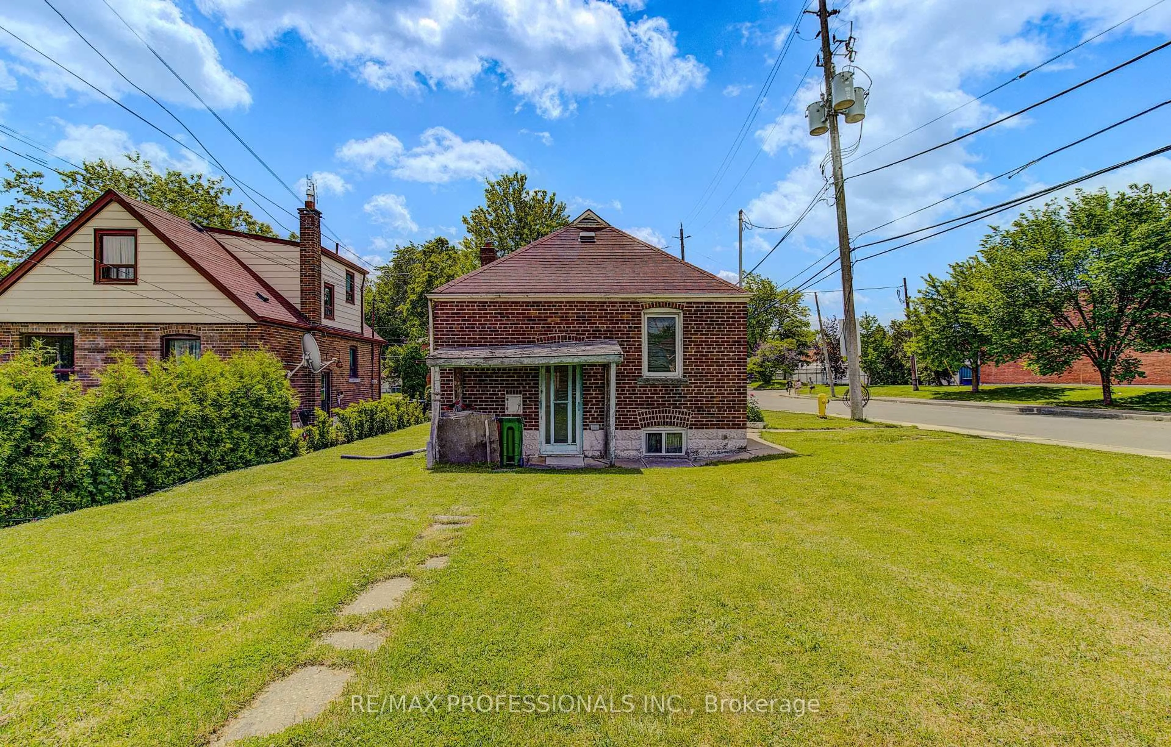 A pic from outside/outdoor area/front of a property/back of a property/a pic from drone, street for 414 Melrose St, Toronto Ontario M8Z 1H1