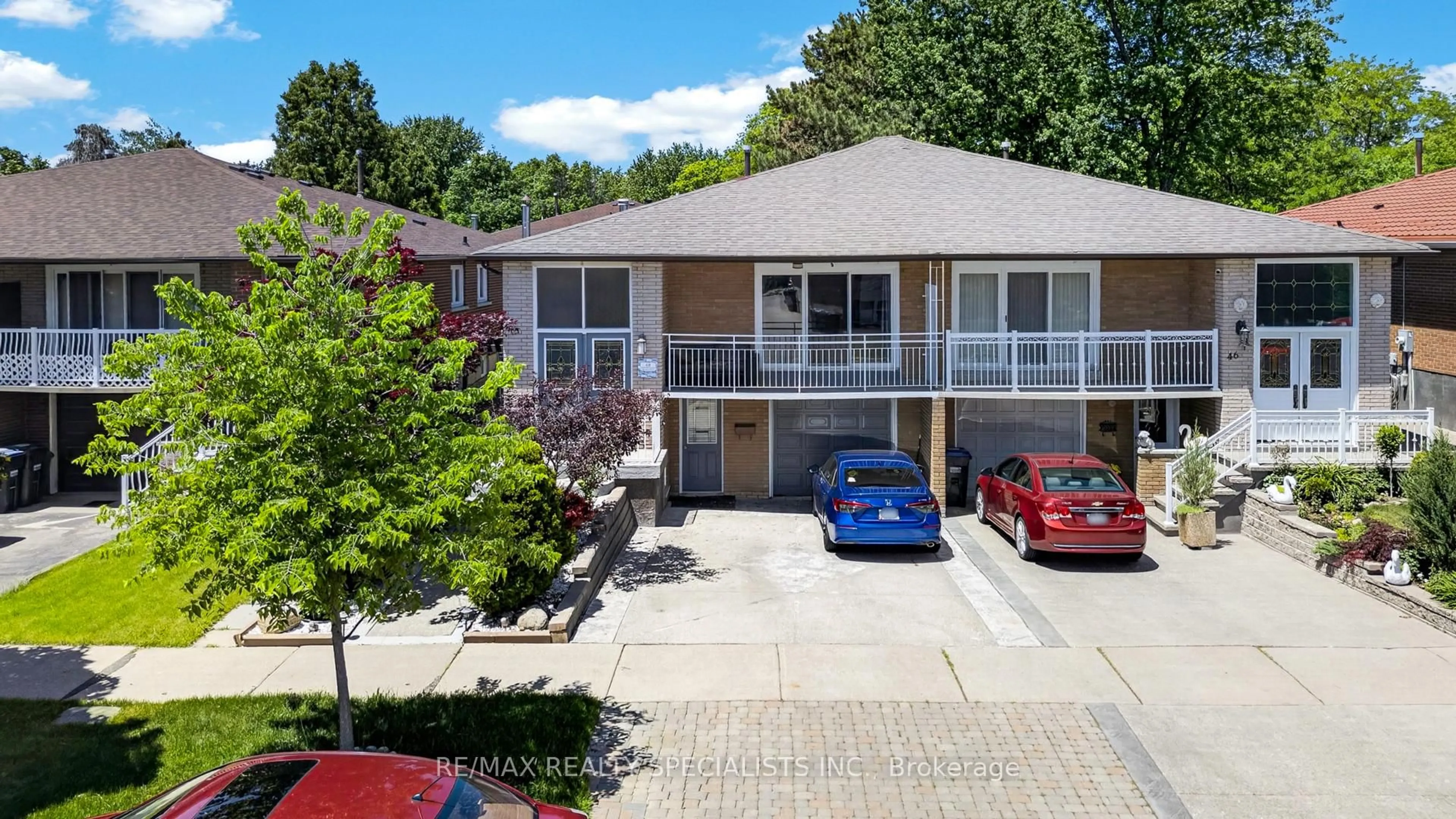 A pic from outside/outdoor area/front of a property/back of a property/a pic from drone, street for 48 English St, Brampton Ontario L6X 1L6
