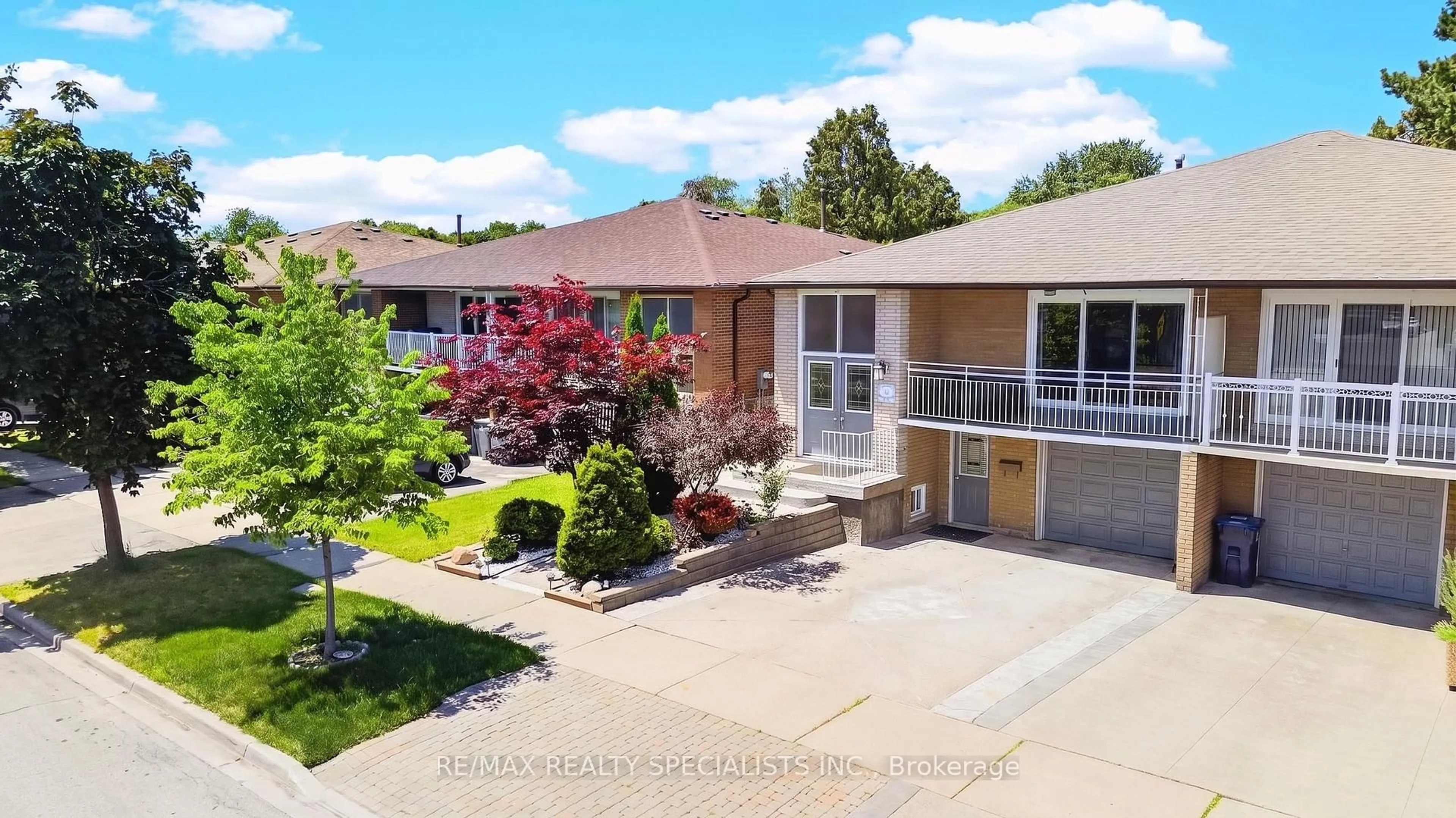A pic from outside/outdoor area/front of a property/back of a property/a pic from drone, street for 48 English St, Brampton Ontario L6X 1L6