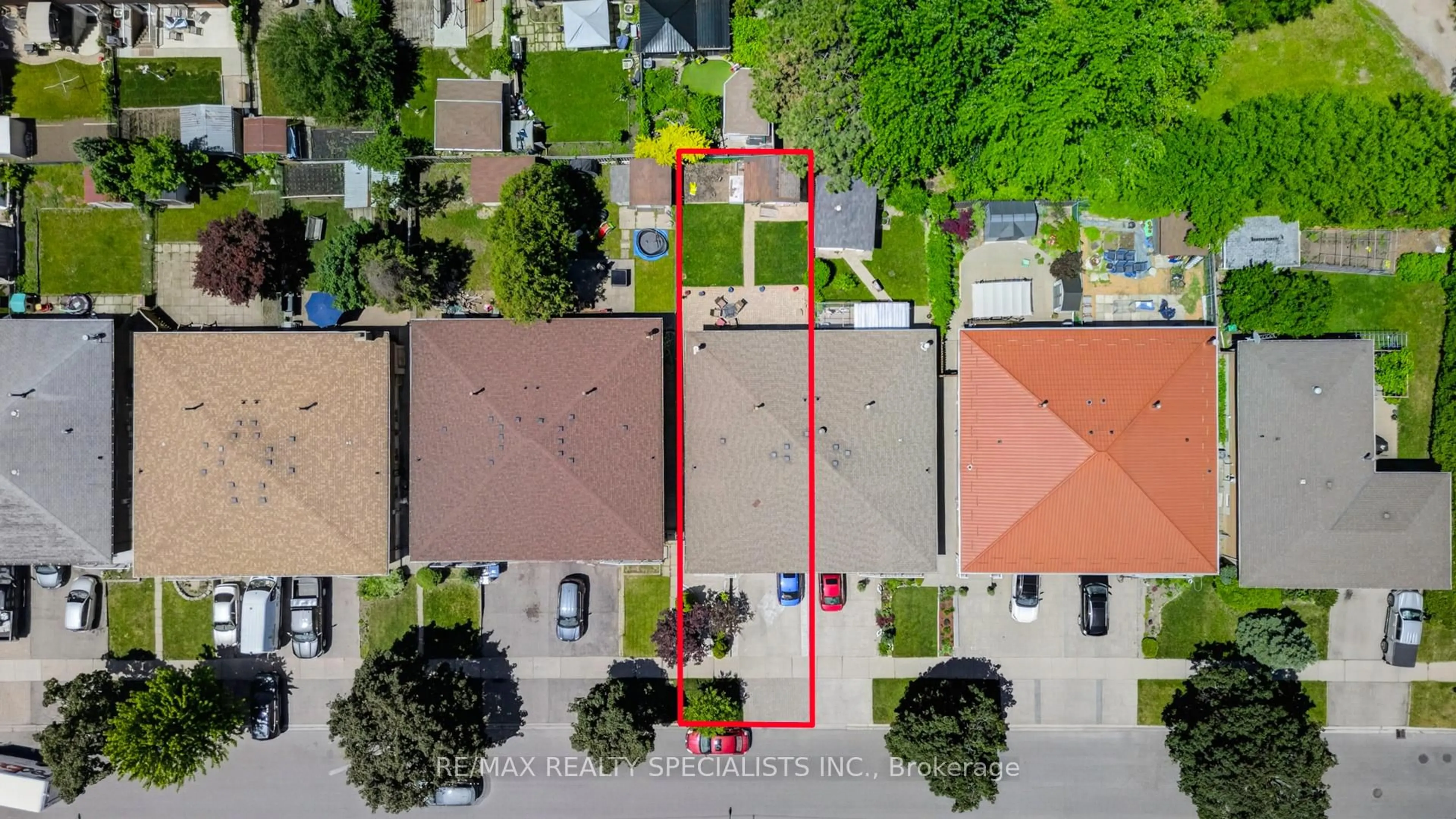 A pic from outside/outdoor area/front of a property/back of a property/a pic from drone, street for 48 English St, Brampton Ontario L6X 1L6