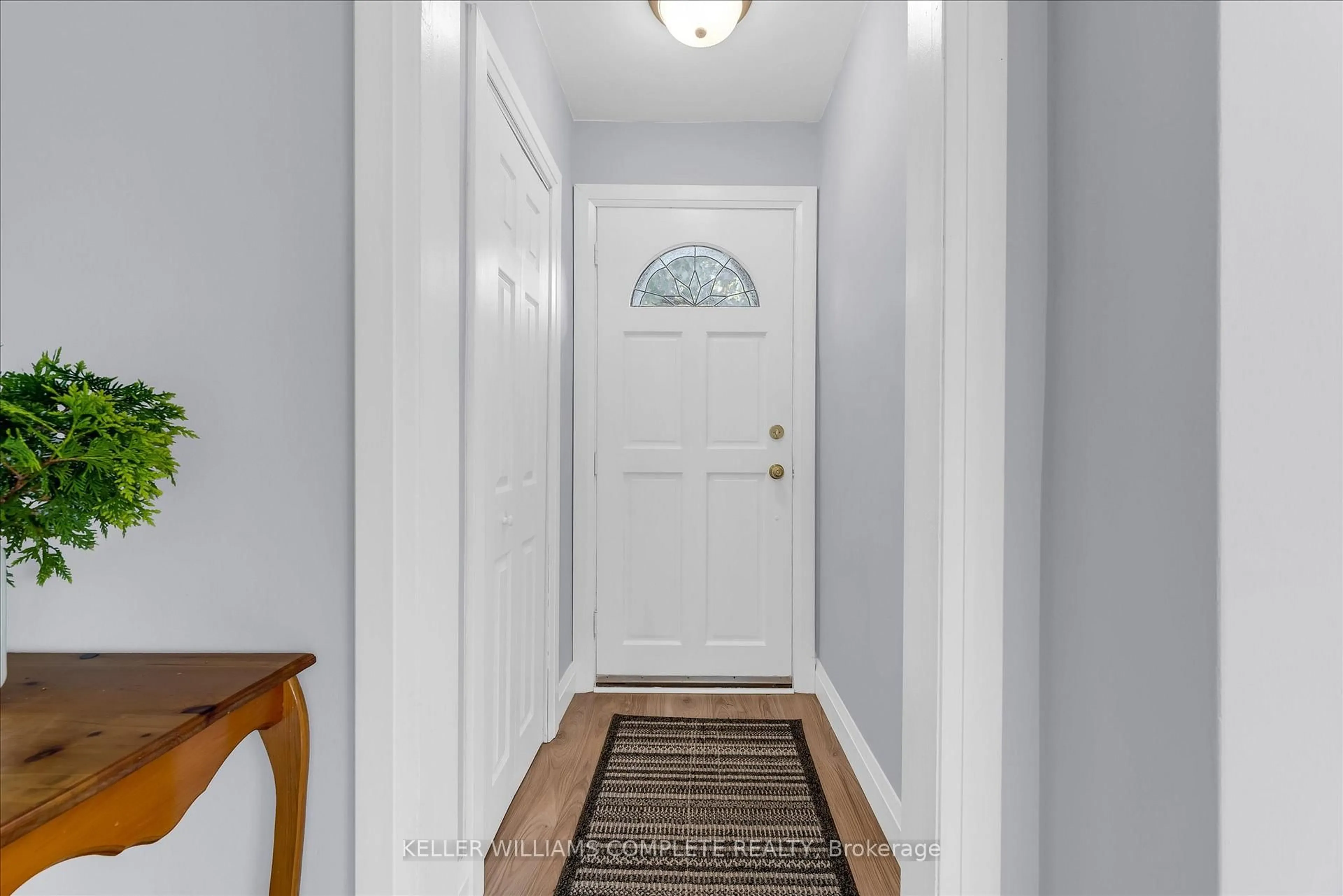 Indoor entryway for 614 DRURY Lane, Burlington Ontario L7R 2X6