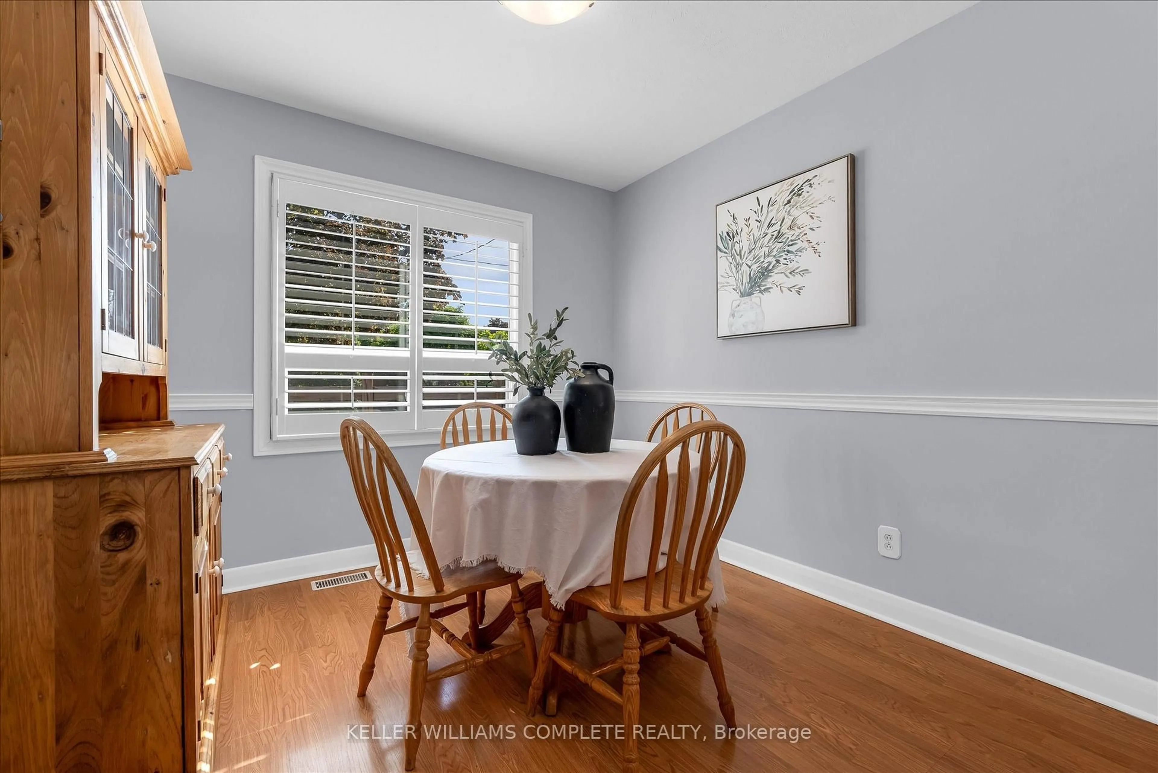 Dining room, wood/laminate floor for 614 DRURY Lane, Burlington Ontario L7R 2X6