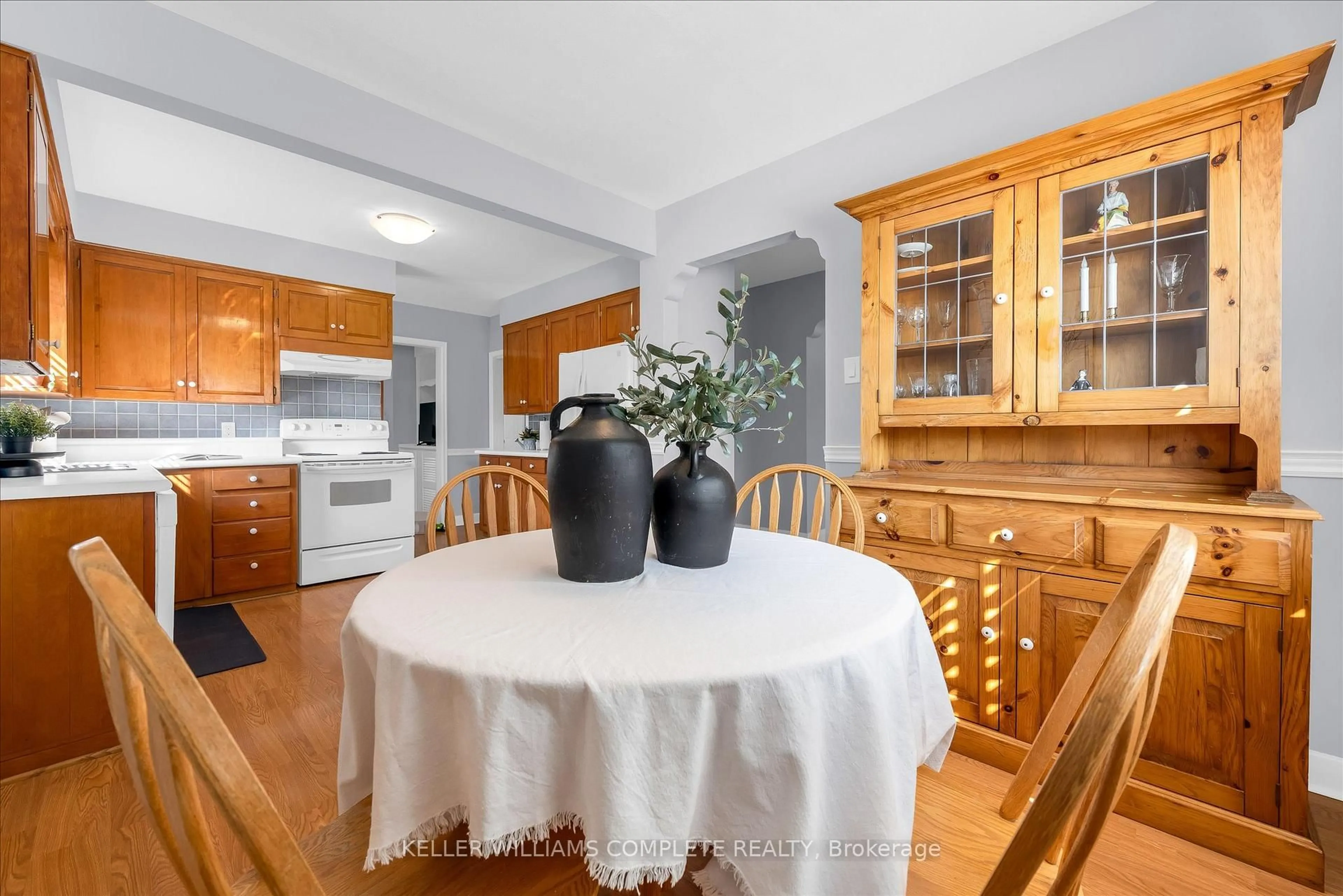 Unknown for 614 DRURY Lane, Burlington Ontario L7R 2X6