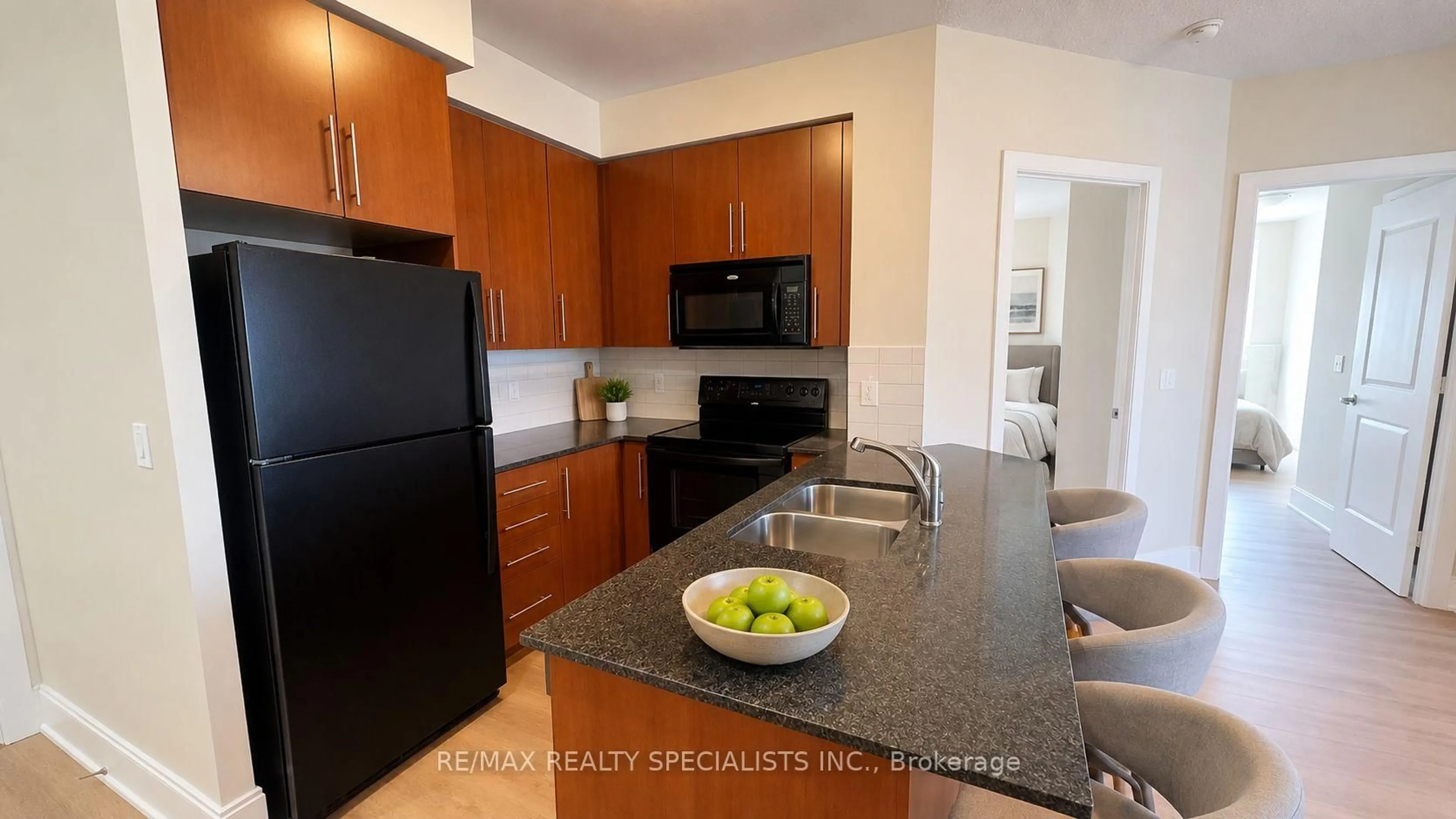 Standard kitchen, unknown for 330 Burnhamthorpe Rd #2702, Mississauga Ontario L5B 0E1