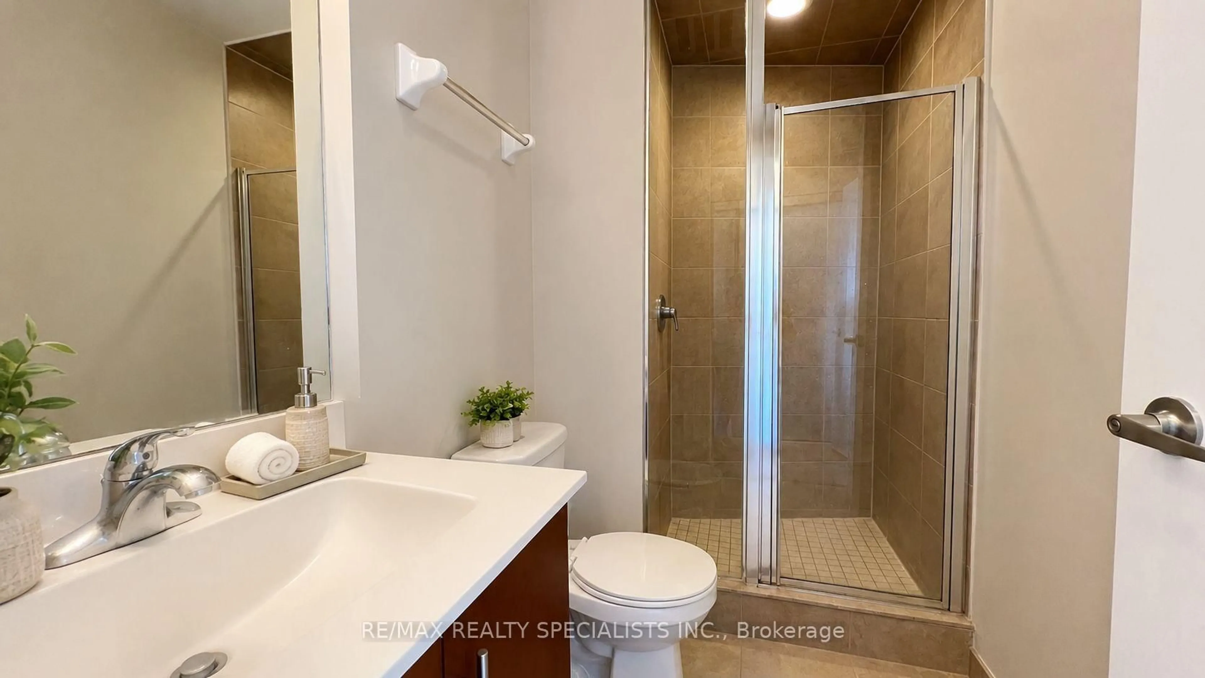 Standard bathroom, ceramic/tile floor for 330 Burnhamthorpe Rd #2702, Mississauga Ontario L5B 0E1