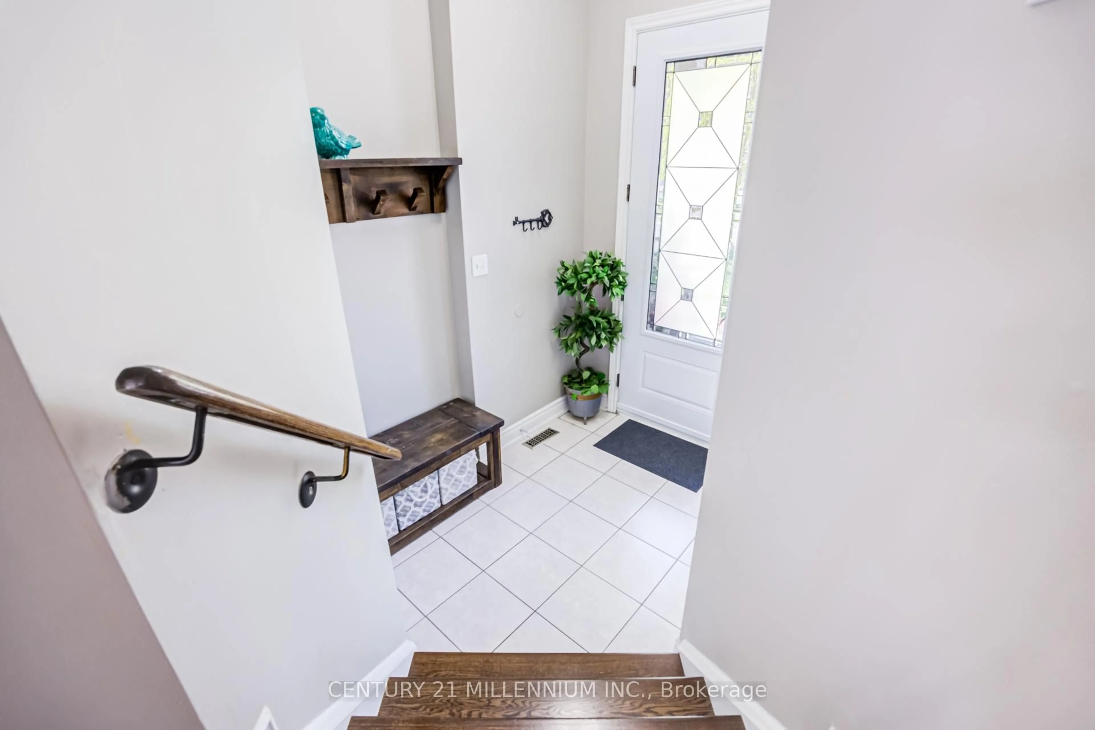Indoor entryway for 7 Bramoak Cres, Brampton Ontario L7A 1T7