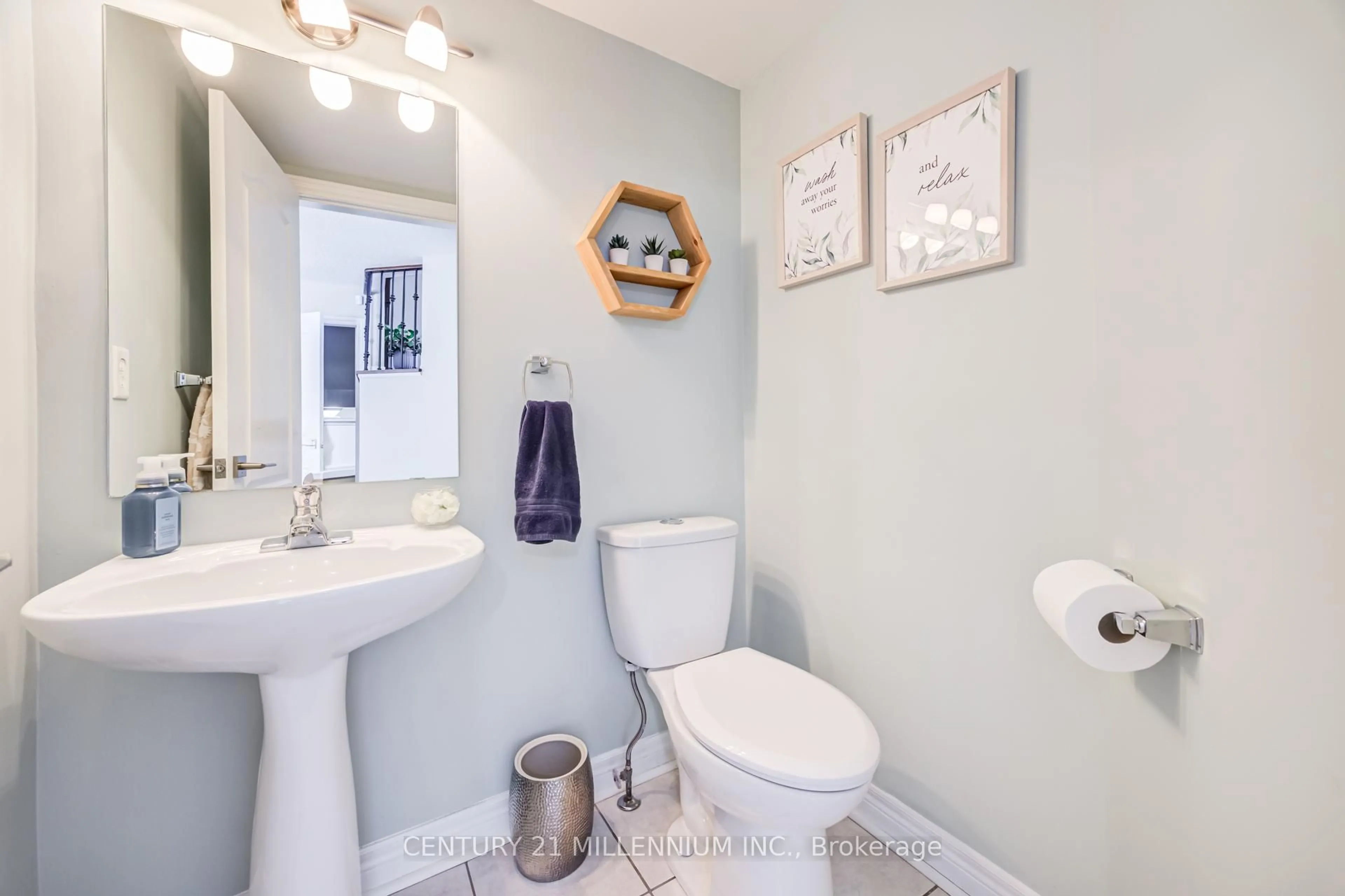 Standard bathroom, ceramic/tile floor for 7 Bramoak Cres, Brampton Ontario L7A 1T7