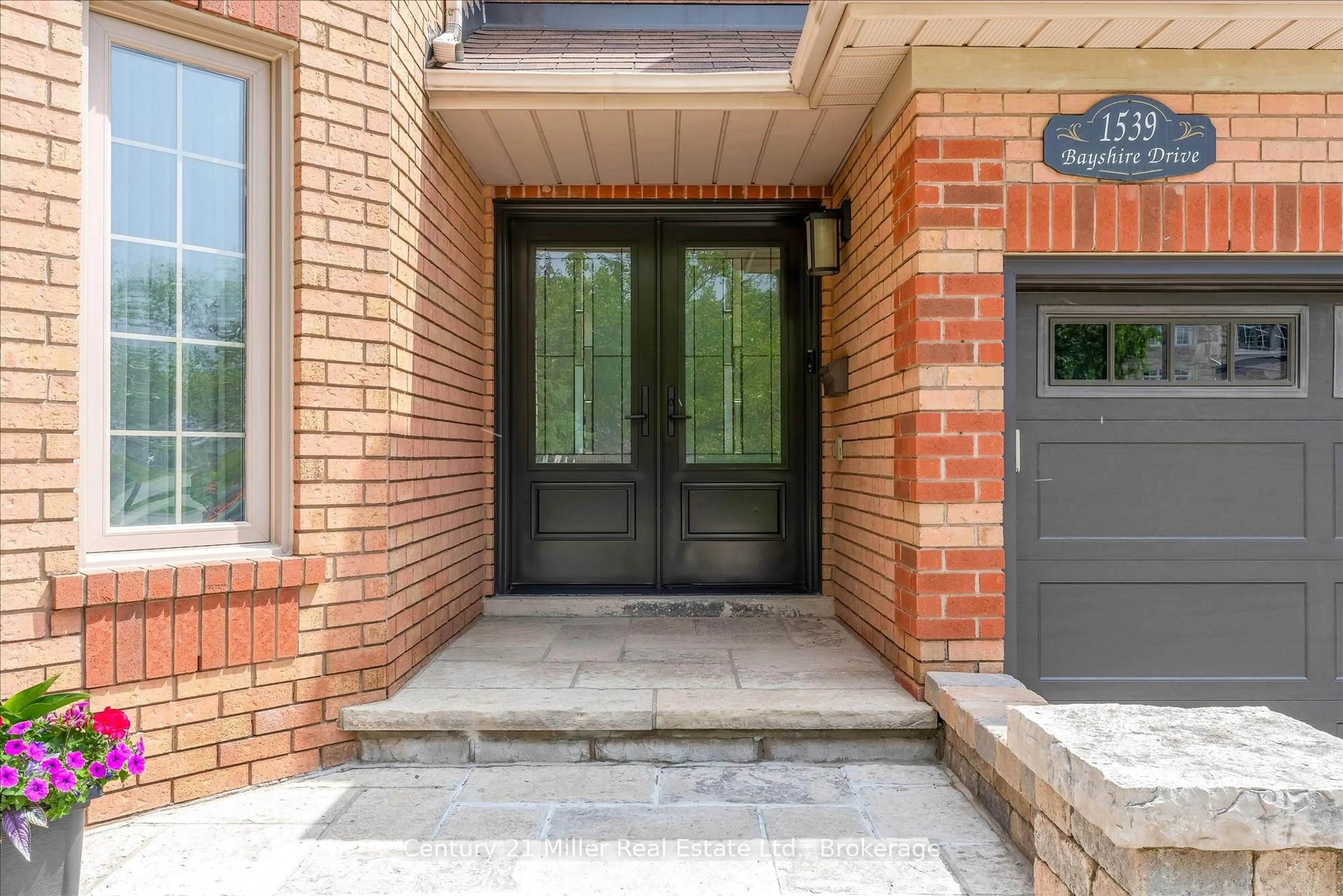 Indoor entryway for 1539 Bayshire Dr, Oakville Ontario L6H 6E5