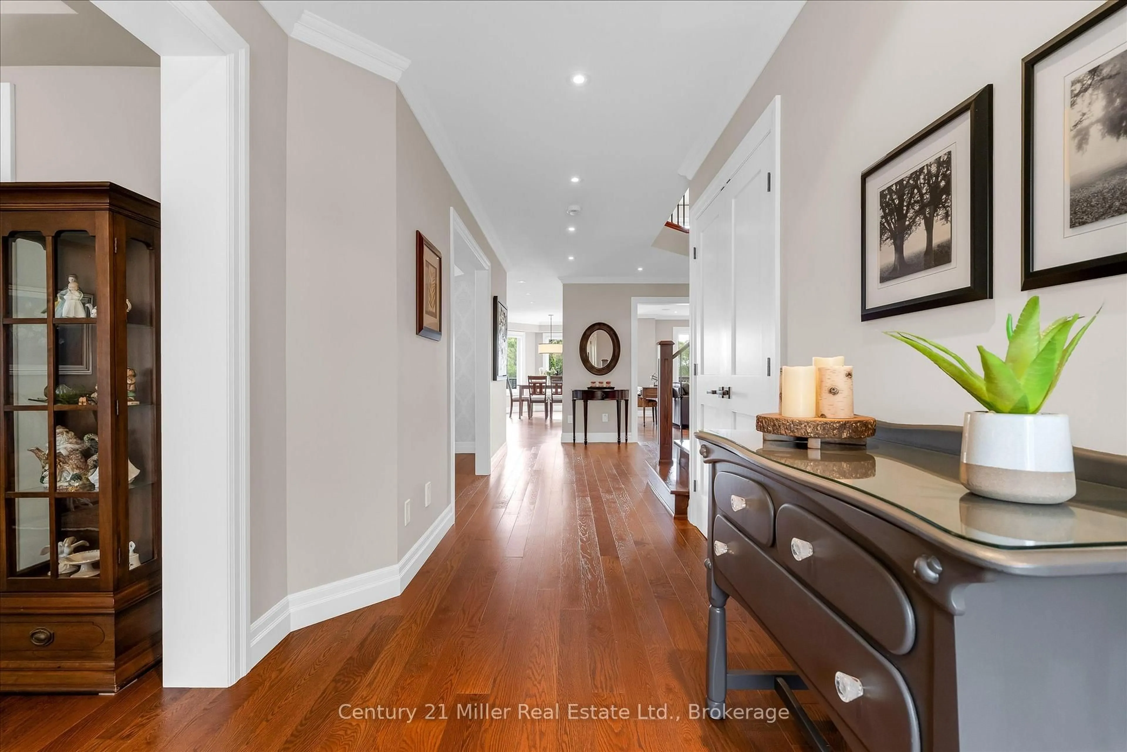 Indoor entryway for 1539 Bayshire Dr, Oakville Ontario L6H 6E5