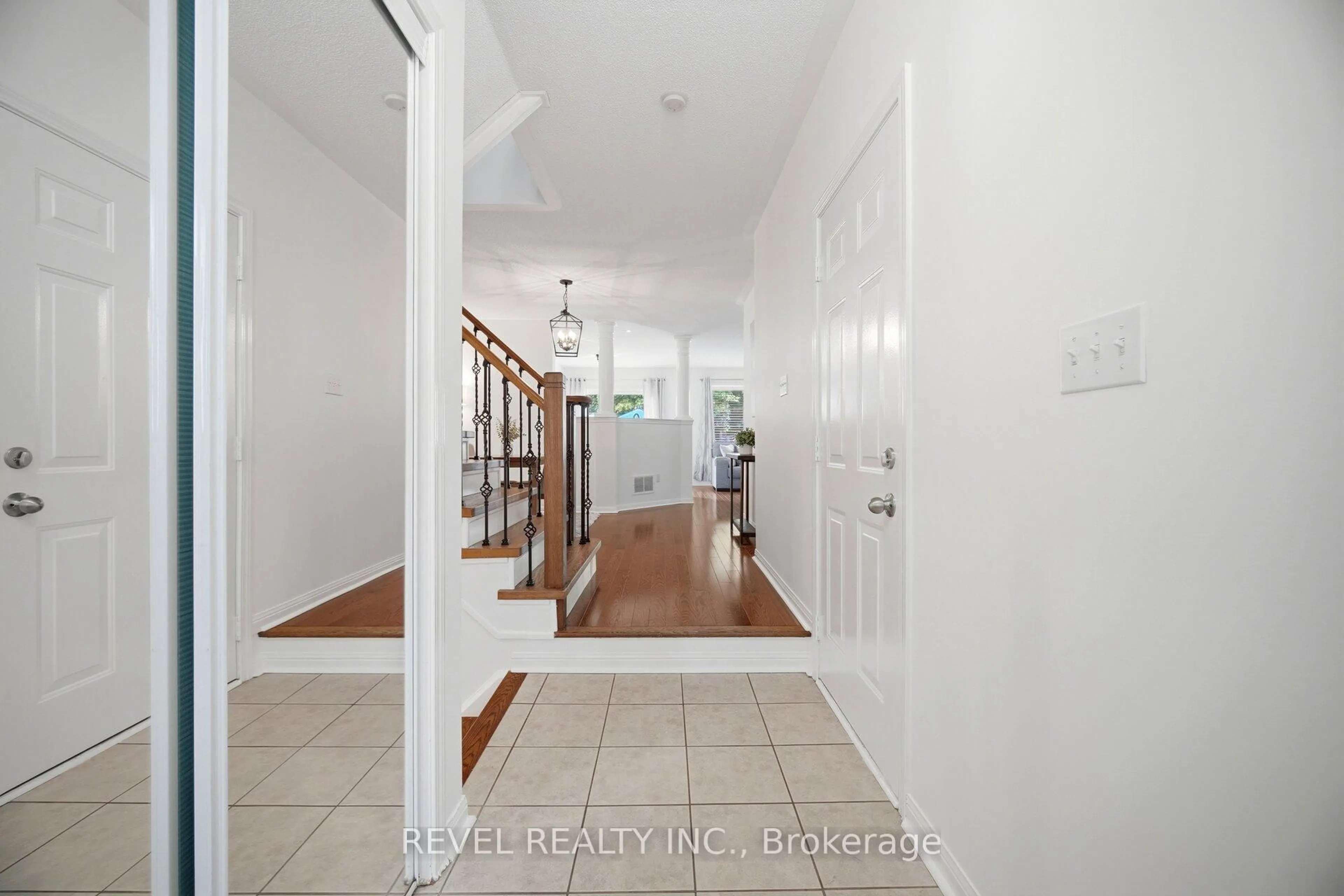 Indoor foyer for 629 Porter Way, Milton Ontario L9T 5W2