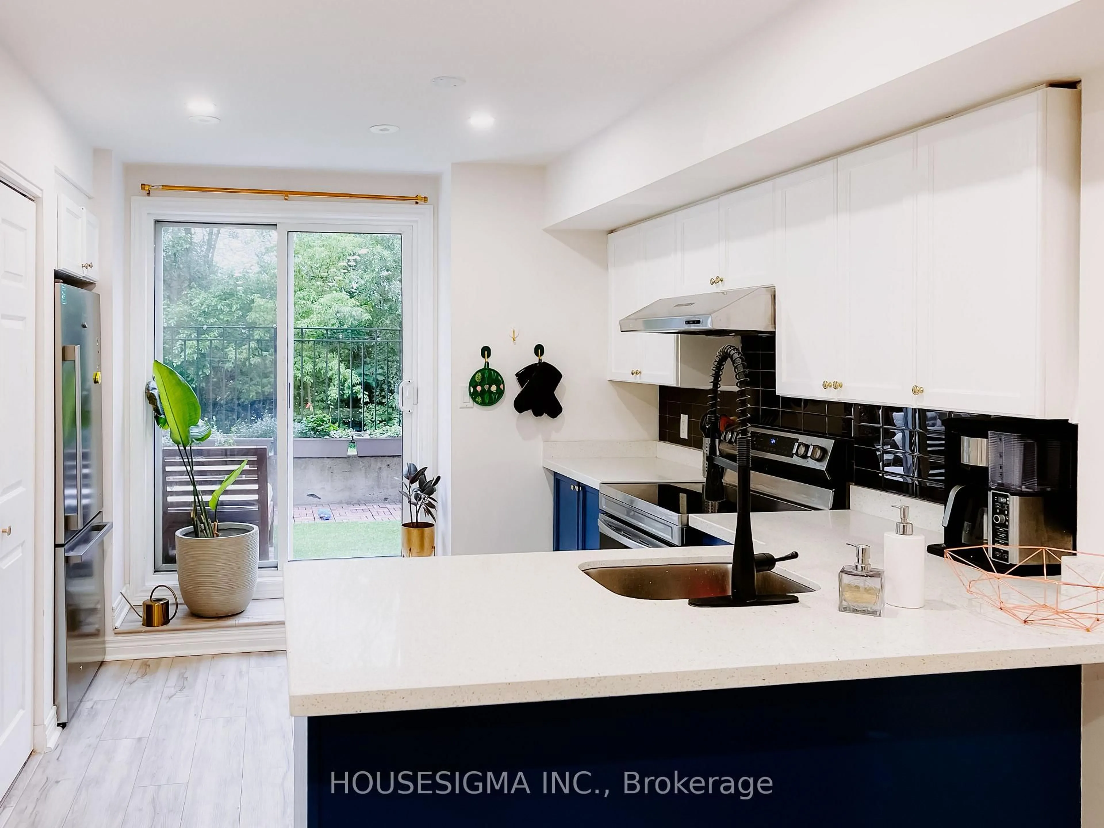 Open concept kitchen, ceramic/tile floor for 870 Jane St #114, Toronto Ontario M6N 4C2