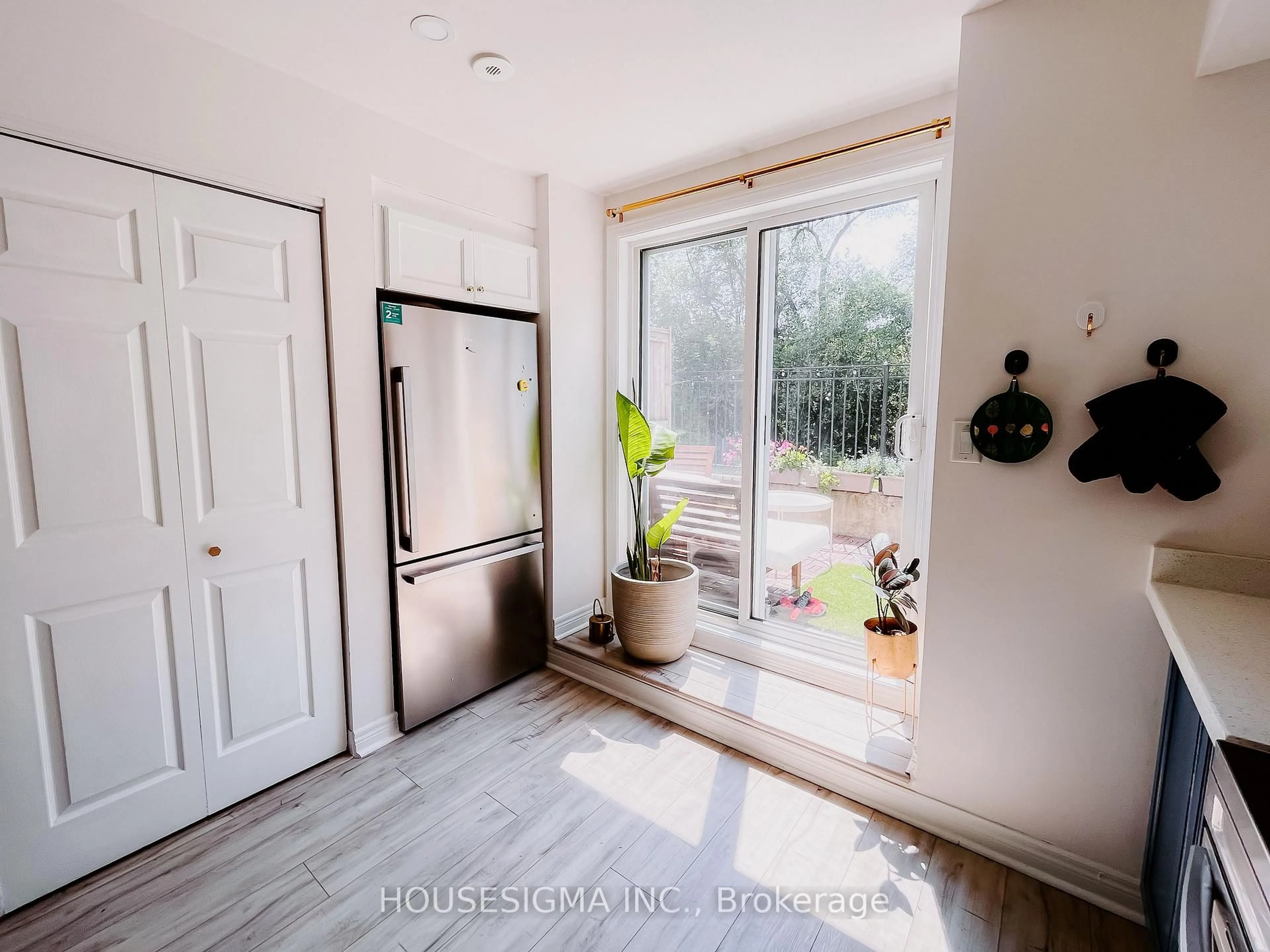 Indoor entryway for 870 Jane St #114, Toronto Ontario M6N 4C2